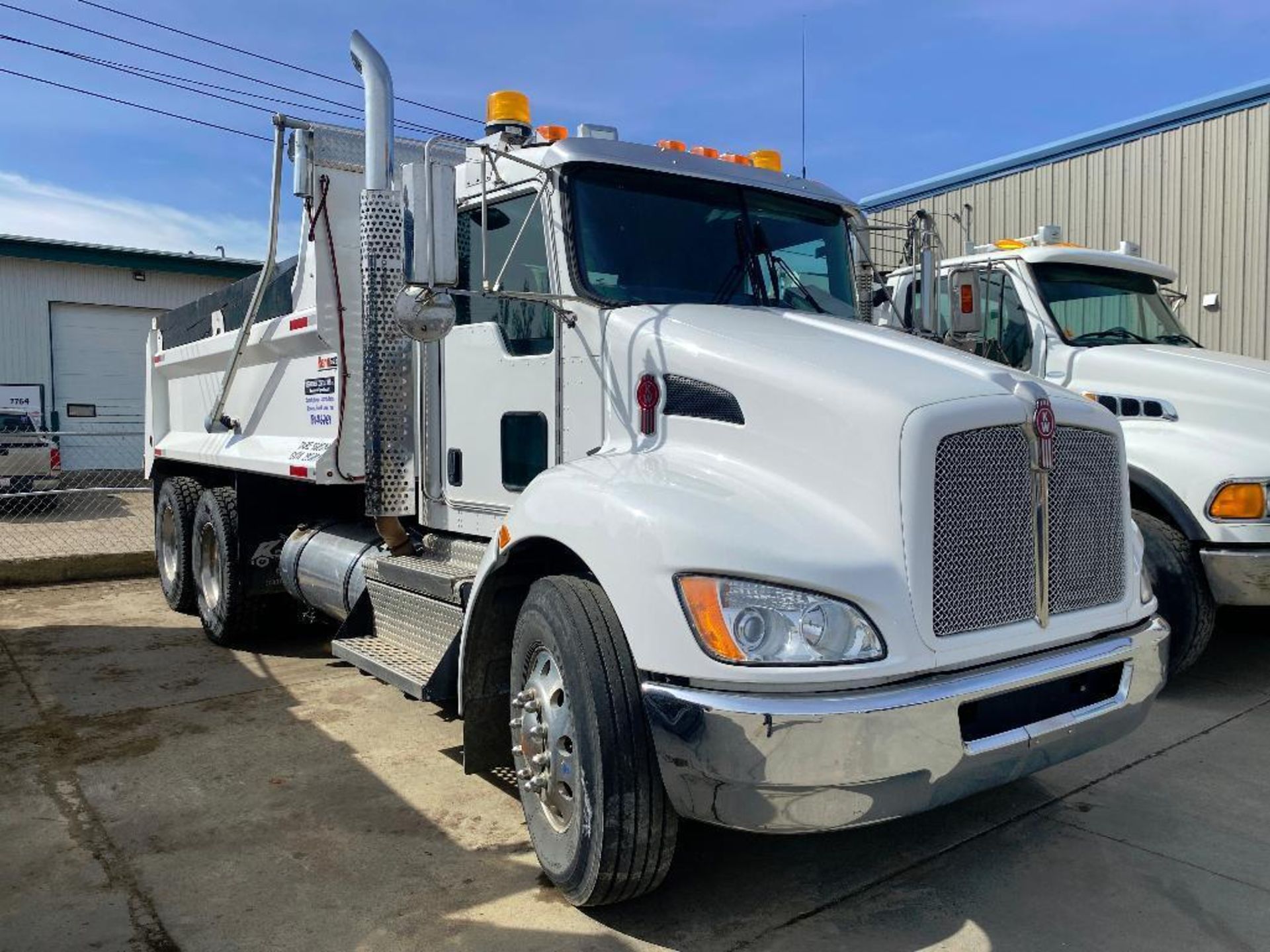 2018 Kenworth T370 End Dump Gravel Truck, 71,840km Showing, VIN #: 2NKHLJ9X2JM990989 - Image 11 of 31