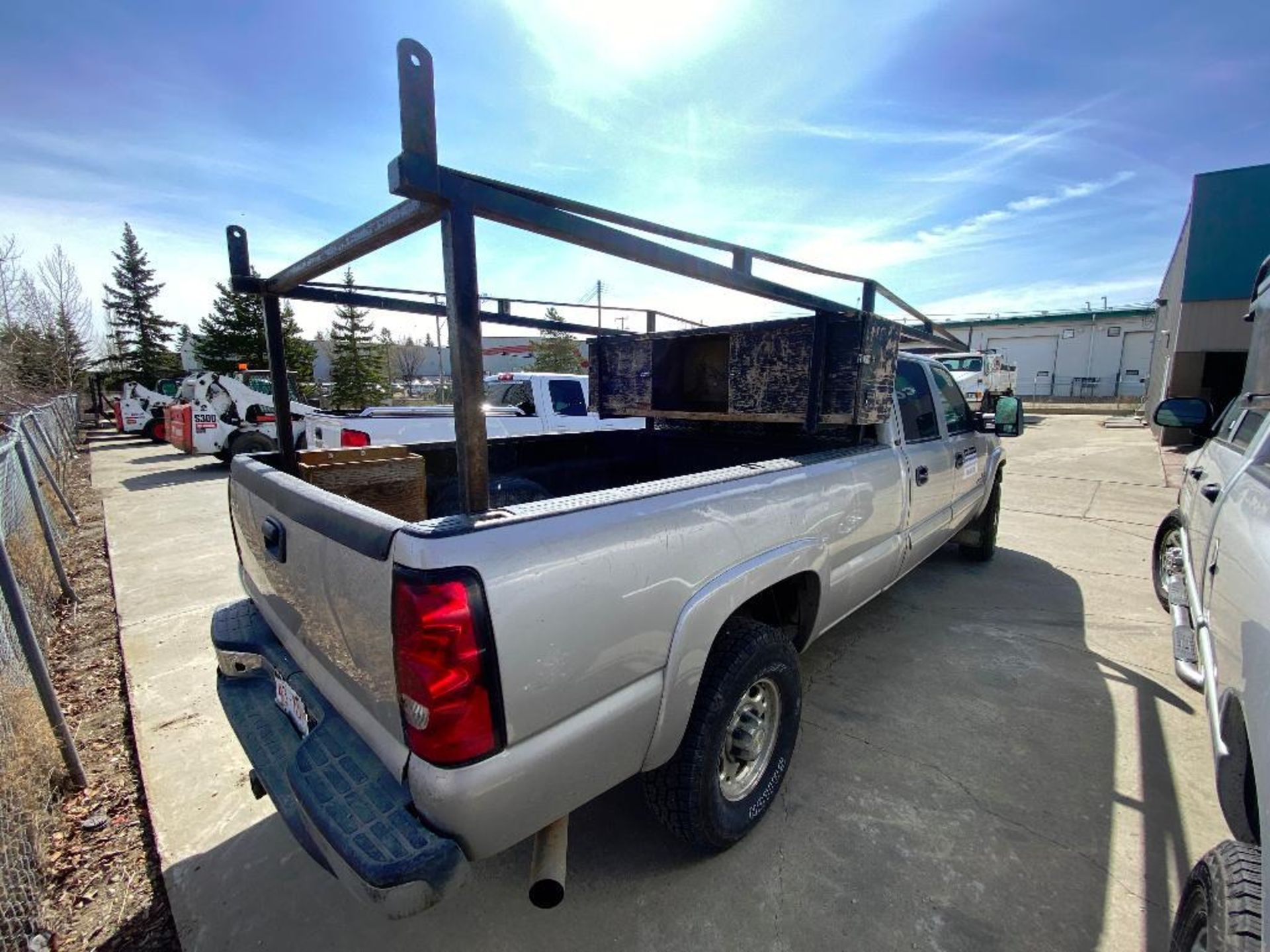 2007 Chevrolet Silverado 2500HD Crew Cab Diesel w/ Truck Rack VIN #: 1GCHK23D77F174517 - Image 16 of 23