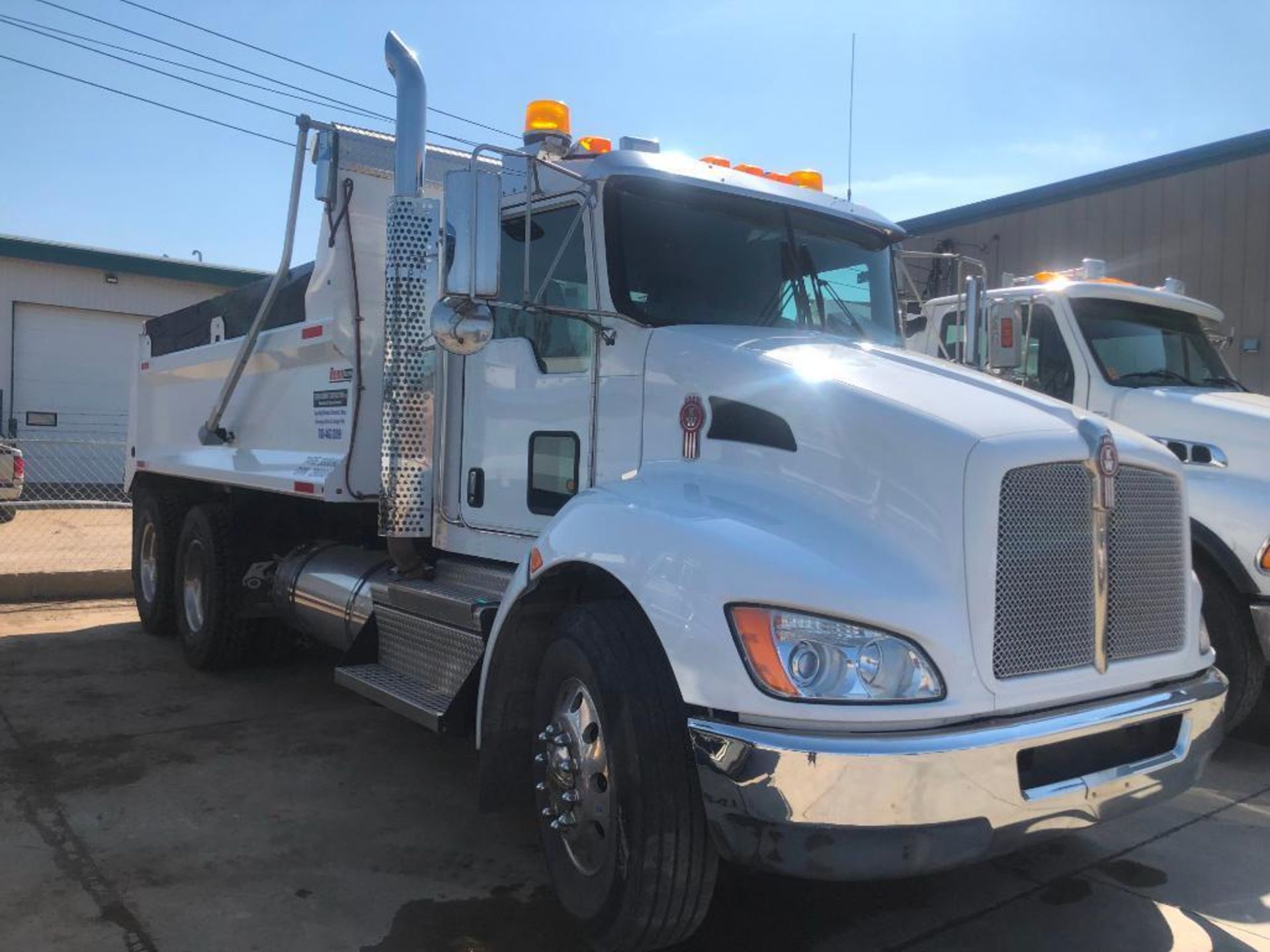 2018 Kenworth T370 End Dump Gravel Truck, 71,840km Showing, VIN #: 2NKHLJ9X2JM990989 - Image 2 of 31