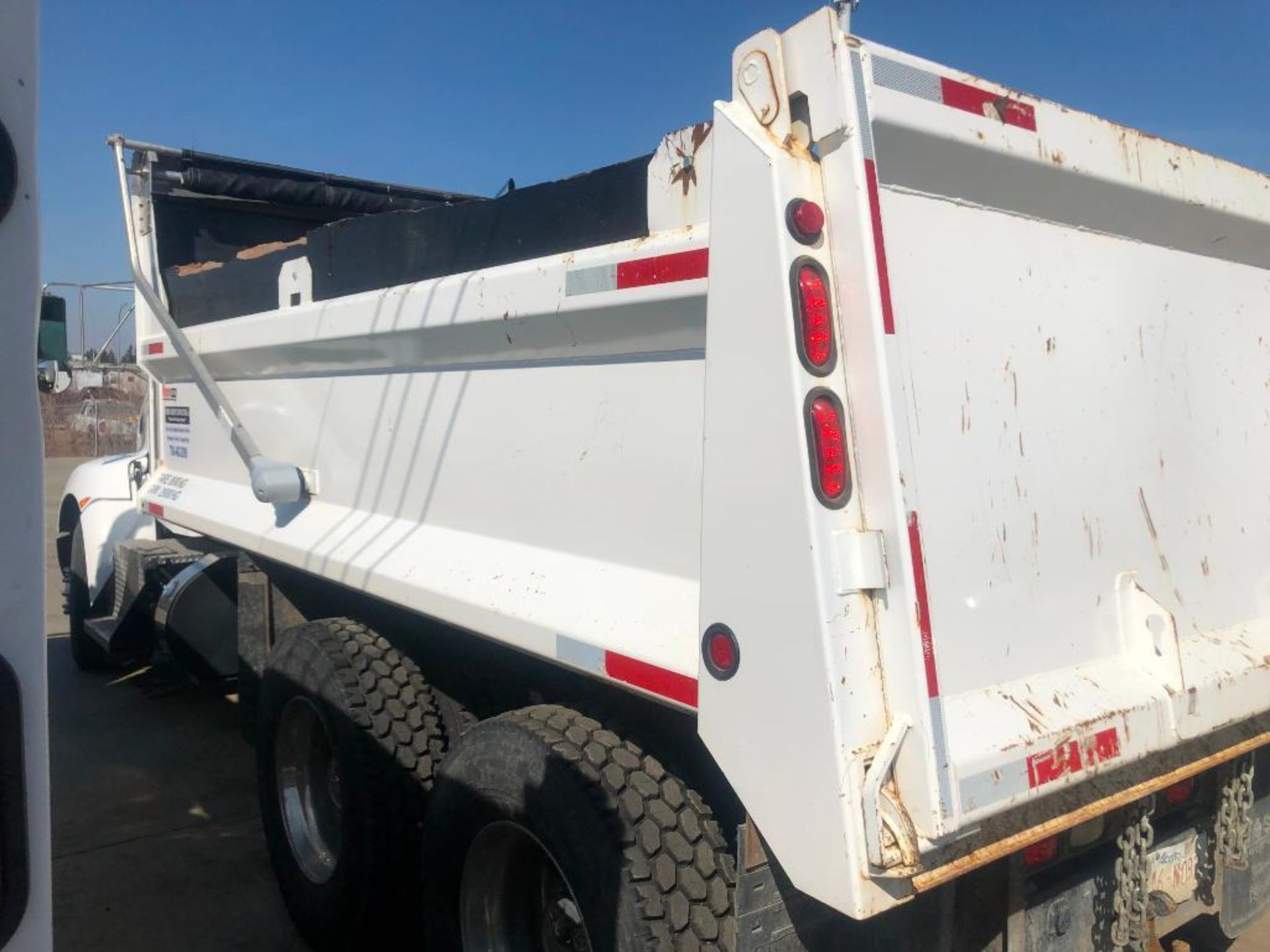 2018 Kenworth T370 End Dump Gravel Truck, 71,840km Showing, VIN #: 2NKHLJ9X2JM990989 - Image 4 of 31