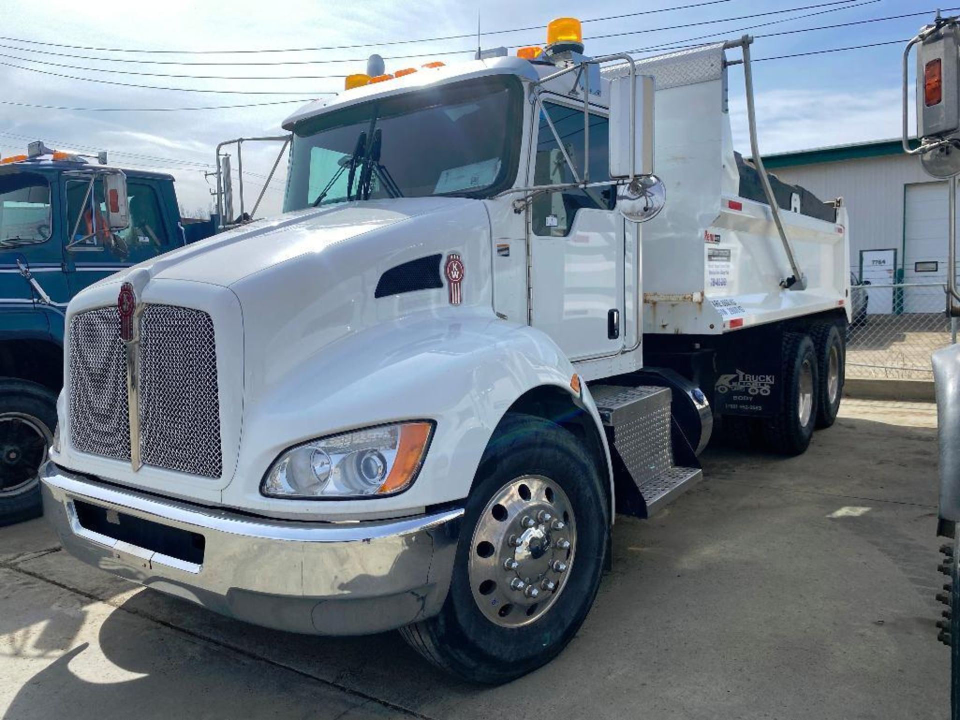 2018 Kenworth T370 End Dump Gravel Truck, 71,840km Showing, VIN #: 2NKHLJ9X2JM990989 - Image 10 of 31