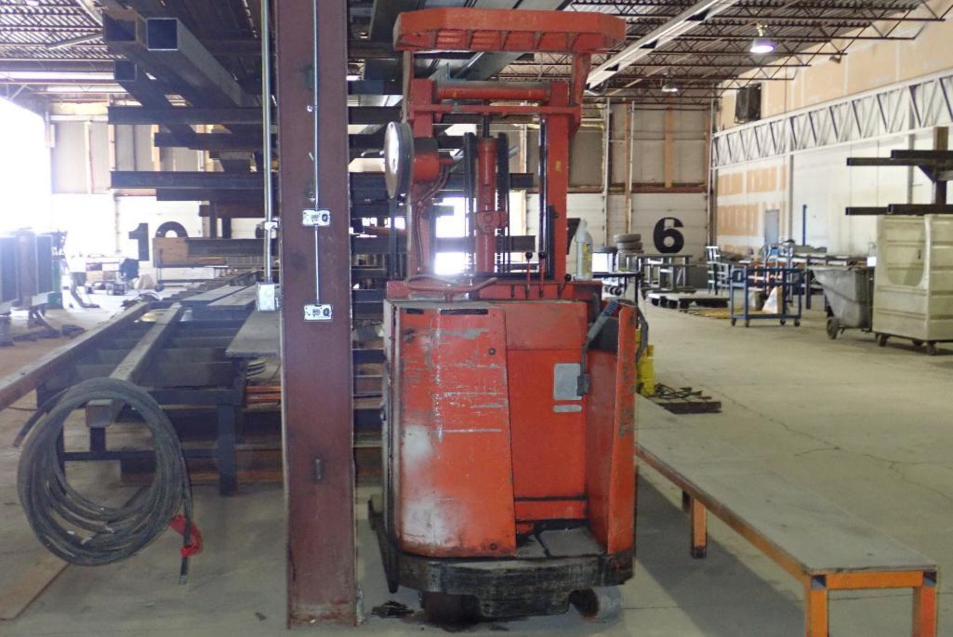 Raymond 20-R40TN 4,000lbs Capacity Electric Stand-up Forklift. *NOTE: OPERATIONAL CONDITION UNKNOWN* - Image 2 of 3