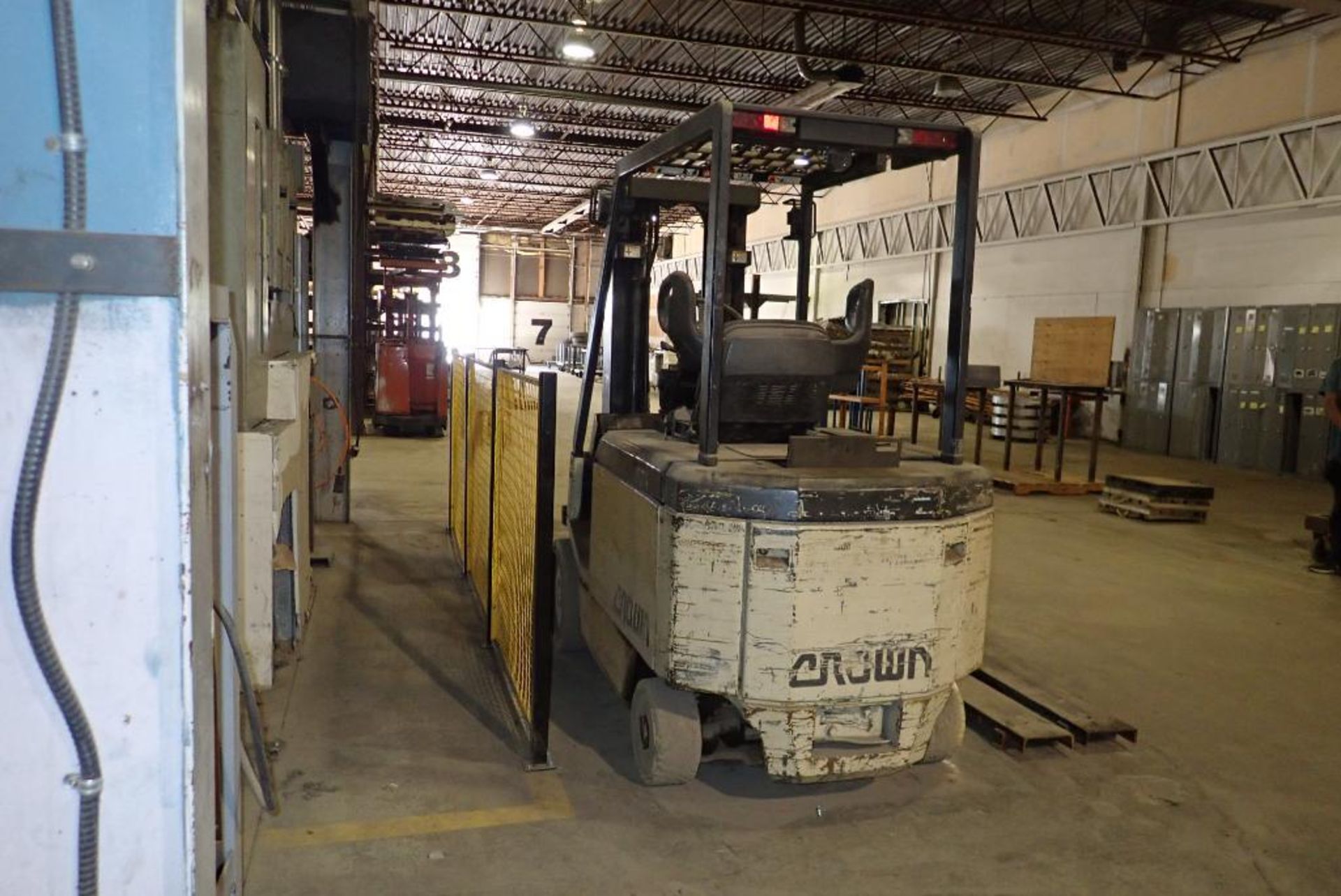 Crown 60FCTT-180 4,000lbs Capacity Electric Forklift. **NOTE: OPERATIONAL CONDITION UNKNOWN** - Image 2 of 7