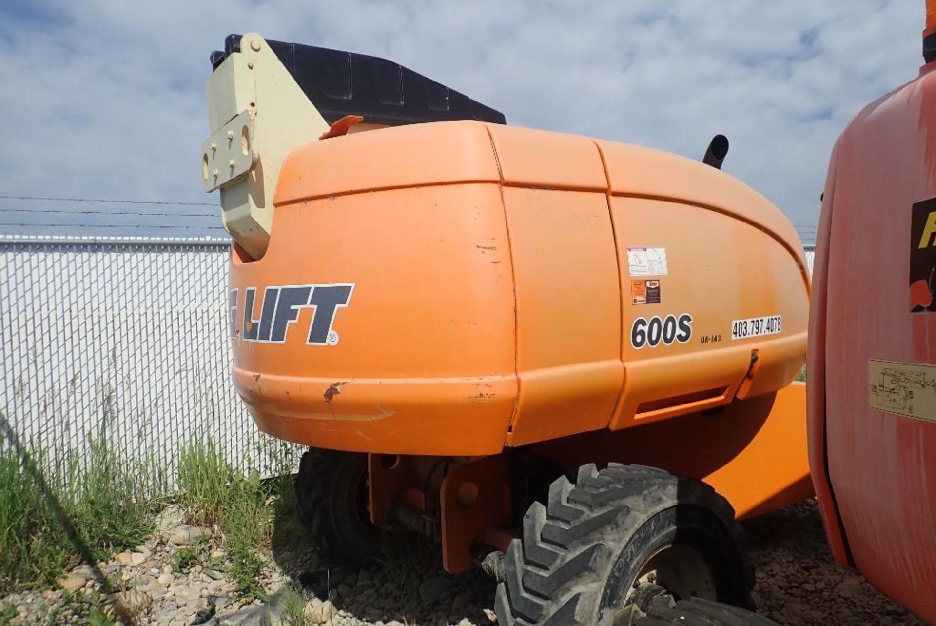 2005 JLG 600S 4WD Boom Lift. SN 0300083236. **LOCATED AT 14017-52 STREET NE** - Image 5 of 22