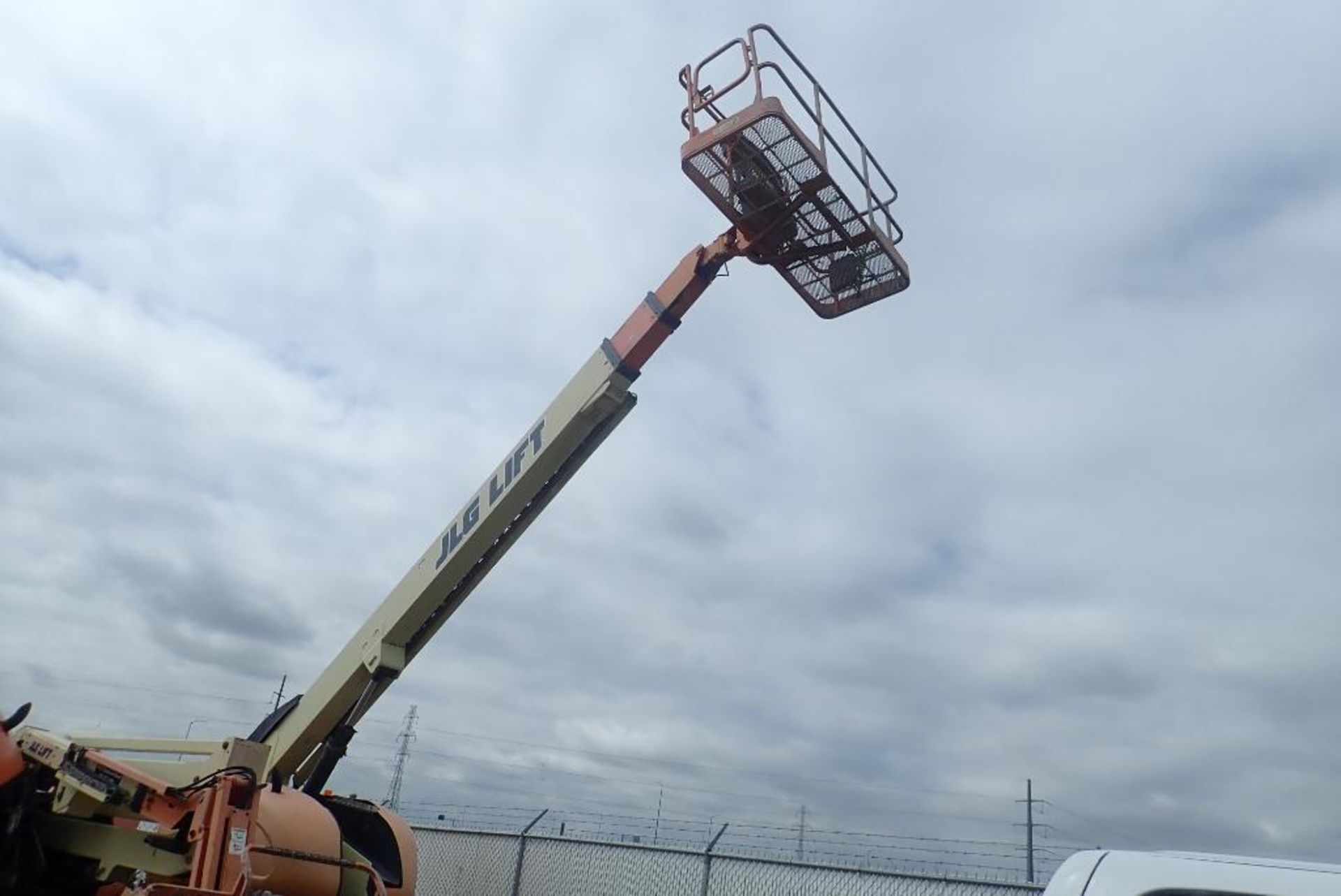 2005 JLG 600S 4WD Boom Lift. SN 0300083236. **LOCATED AT 14017-52 STREET NE** - Image 10 of 22