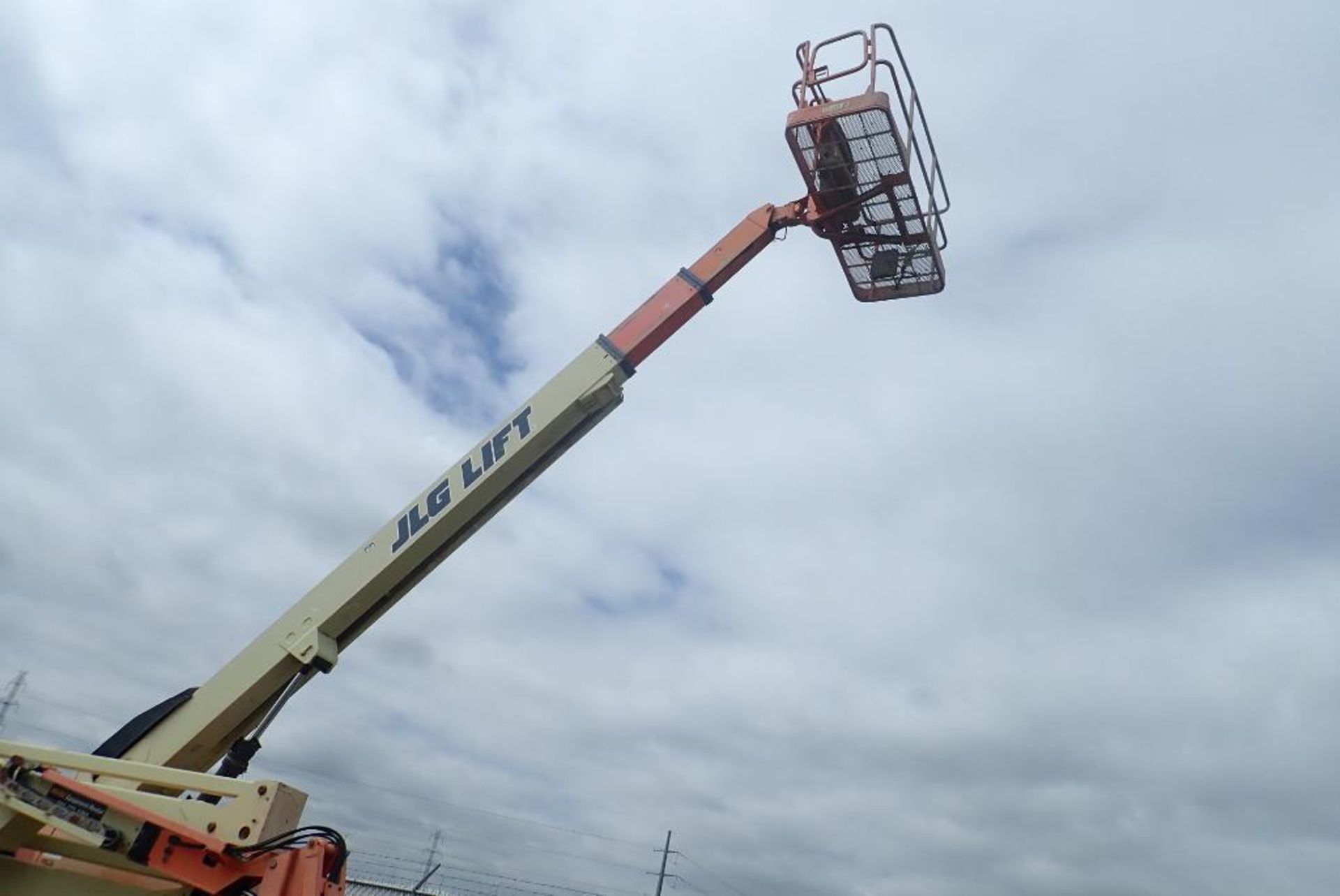 2005 JLG 600S 4WD Boom Lift. SN 0300083236. **LOCATED AT 14017-52 STREET NE** - Image 11 of 22