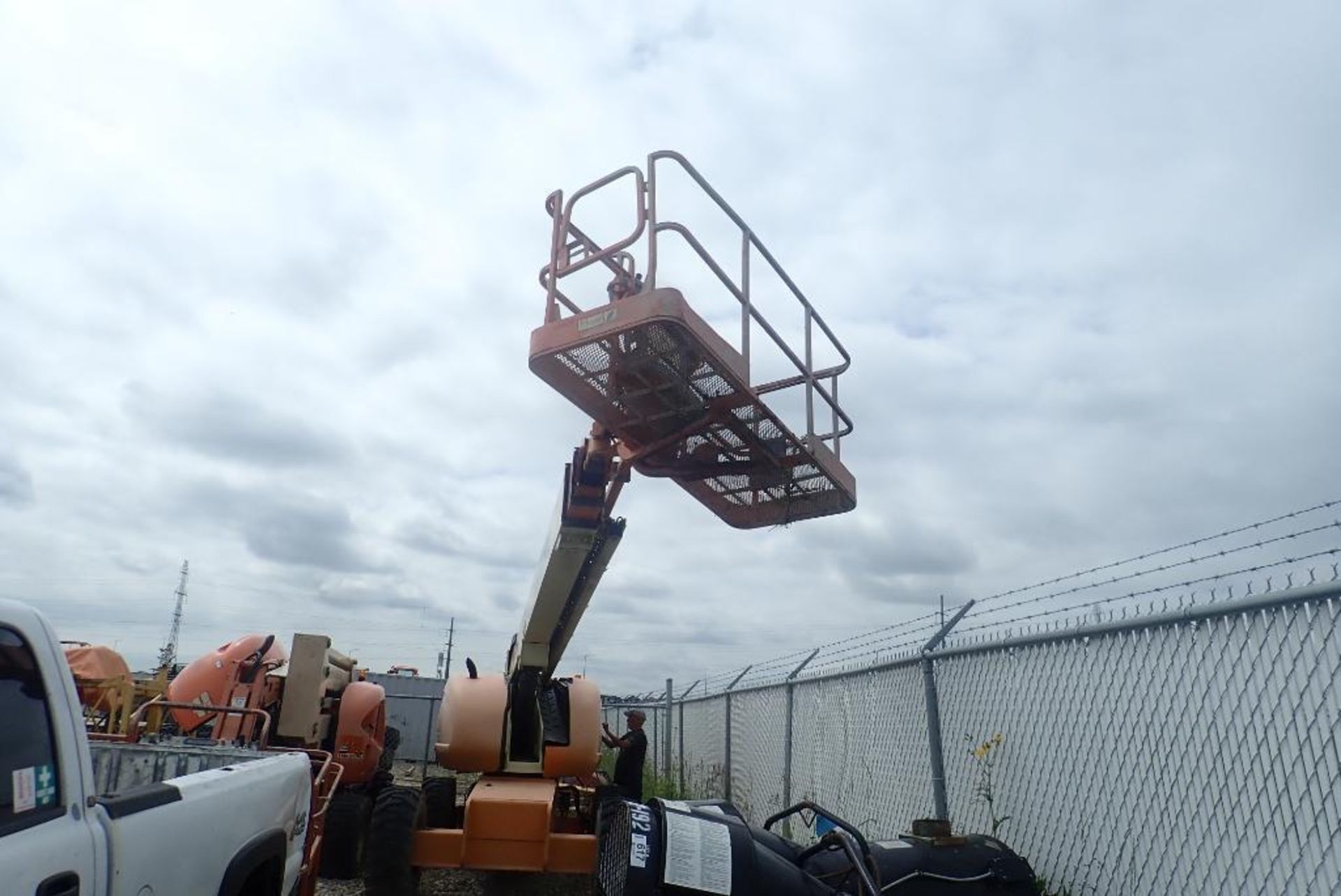 2005 JLG 600S 4WD Boom Lift. SN 0300083236. **LOCATED AT 14017-52 STREET NE** - Image 9 of 22