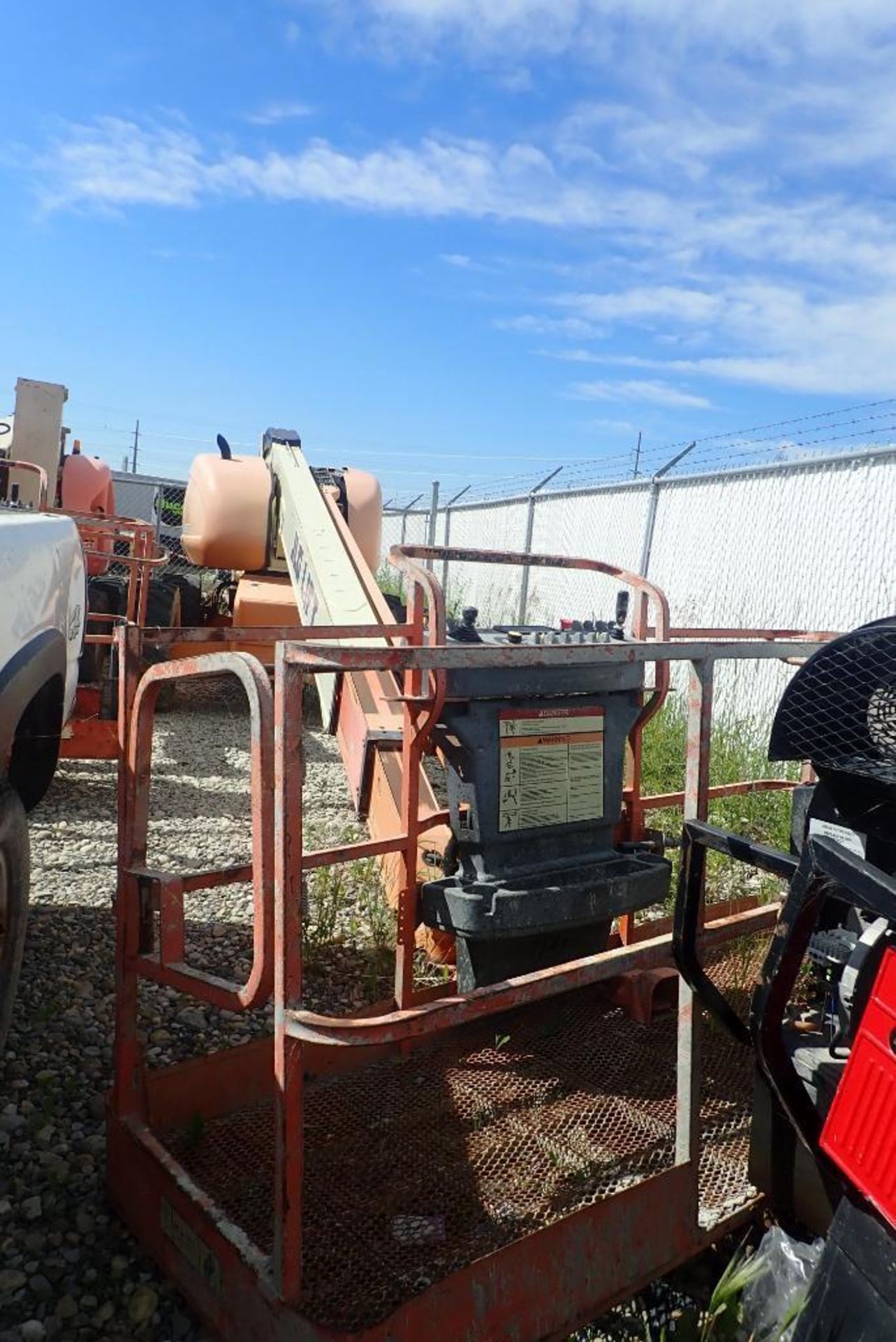 2005 JLG 600S 4WD Boom Lift. SN 0300083236. **LOCATED AT 14017-52 STREET NE** - Image 4 of 22