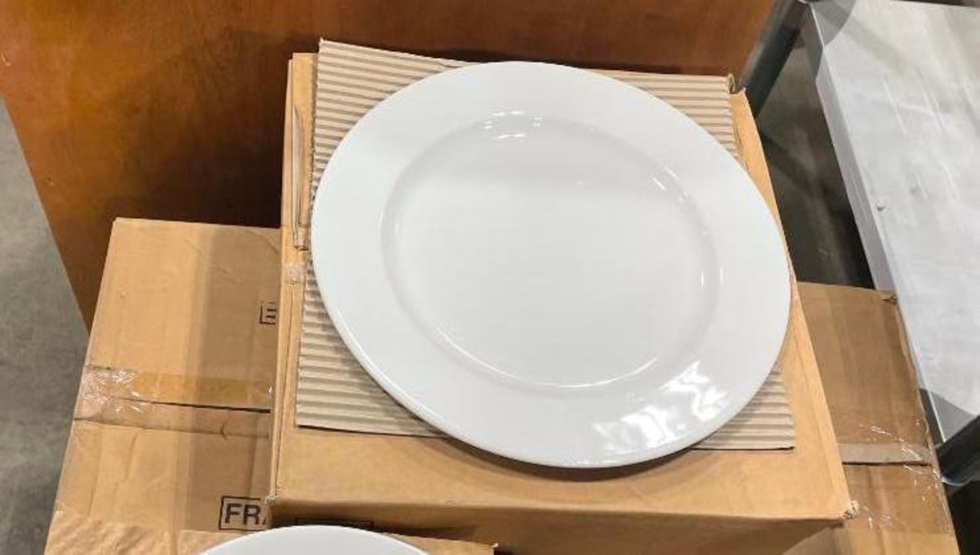 5 CASES OF DUDSON TUDOR WHITE WIDE RIM PLATES 12" - 12/CASE, MADE IN ENGLAND - Image 7 of 7