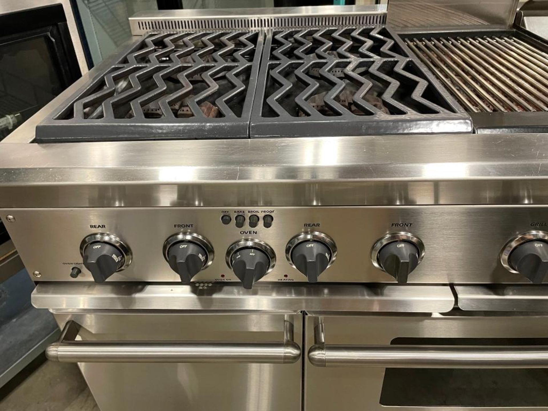 THERMADOR PROFESSIONAL GCR484GG STAINLESS STEEL DUAL FUEL RANGE WITH DOUBLE OVENS - Image 14 of 22