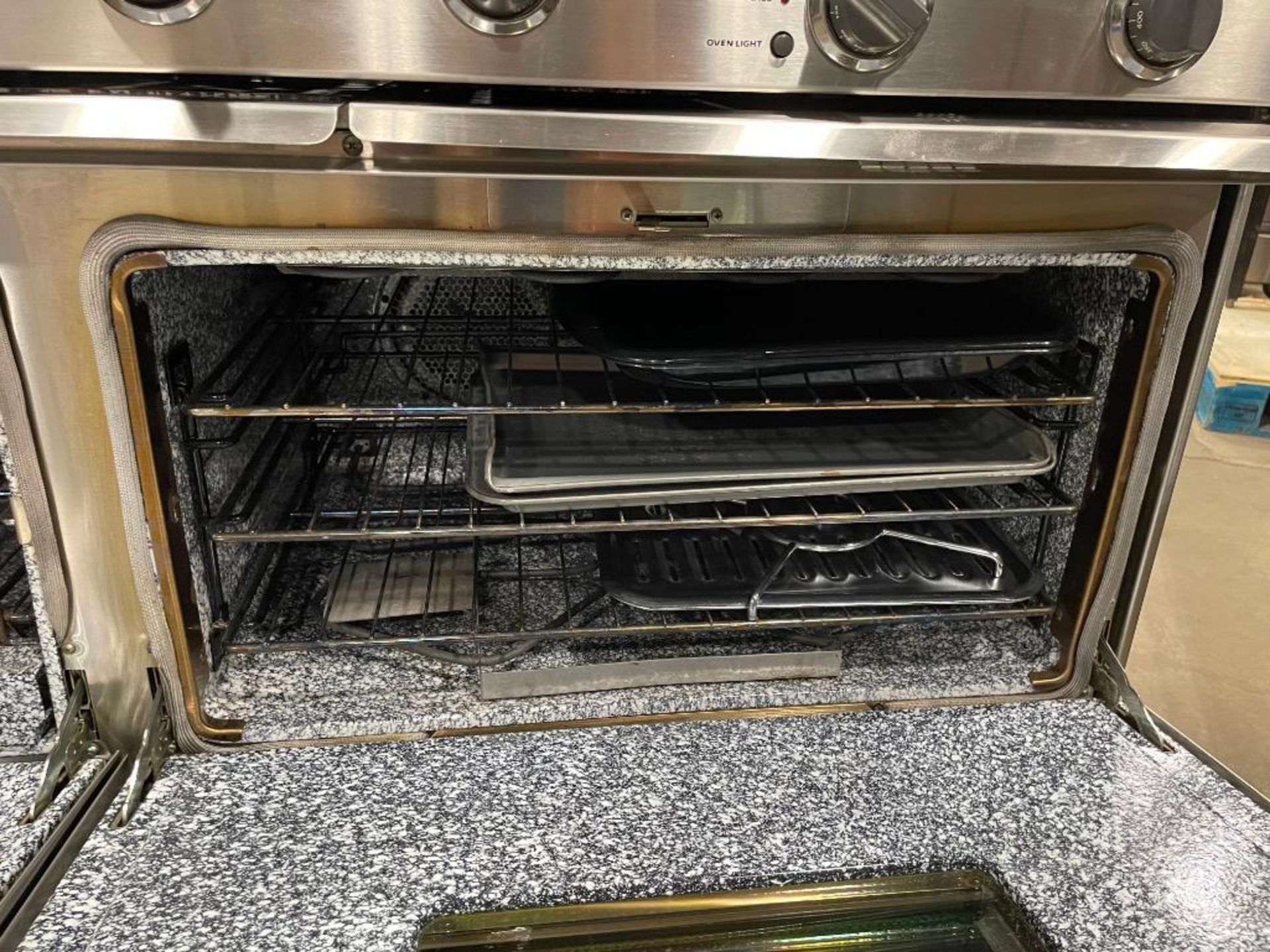 THERMADOR PROFESSIONAL GCR484GG STAINLESS STEEL DUAL FUEL RANGE WITH DOUBLE OVENS - Image 6 of 22