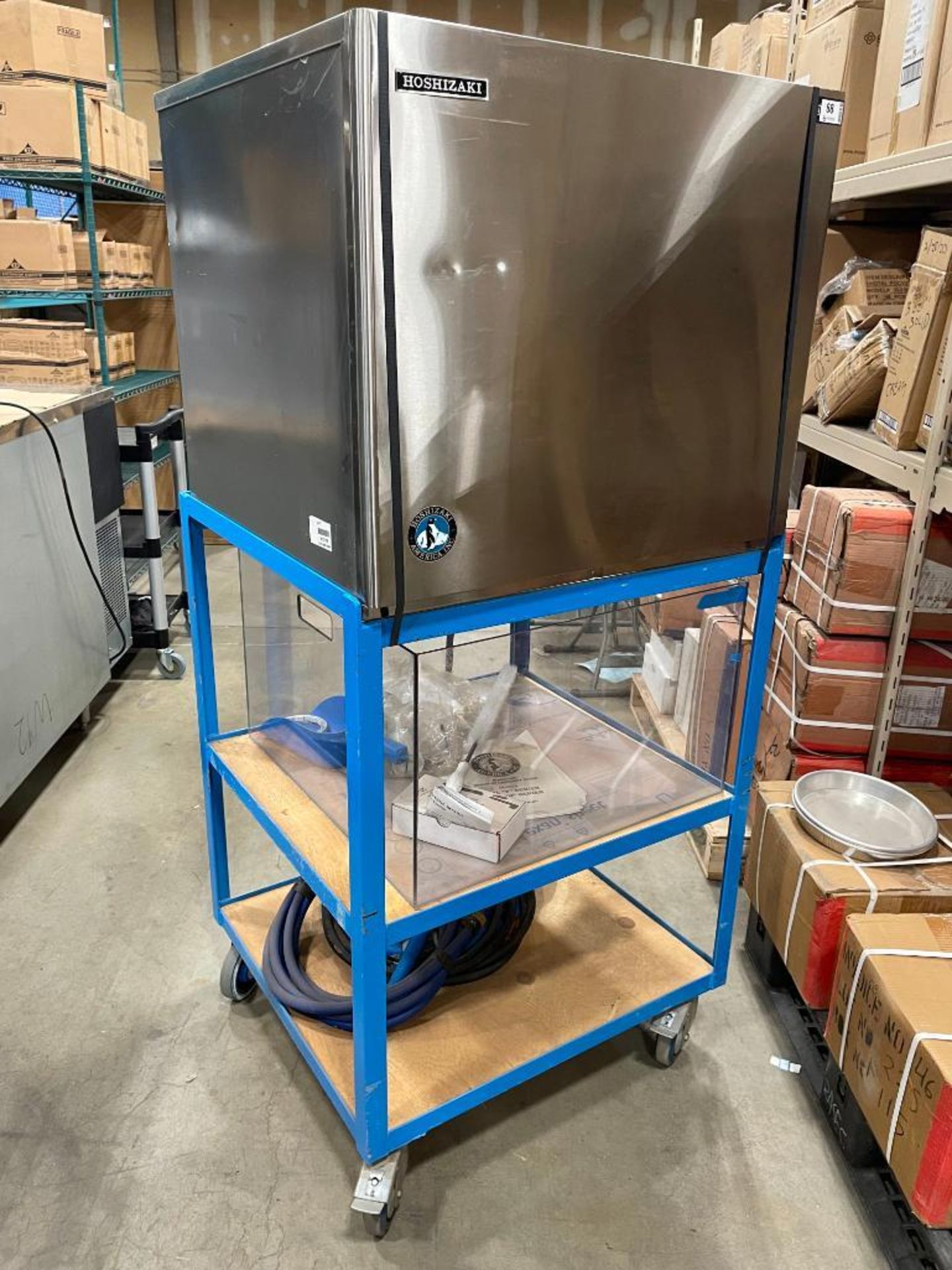 HOSHIZAKI KML-600MWH WATER COOLED 633 LBS/DAY ICE MACHINE WITH STEEL MOBILE CART