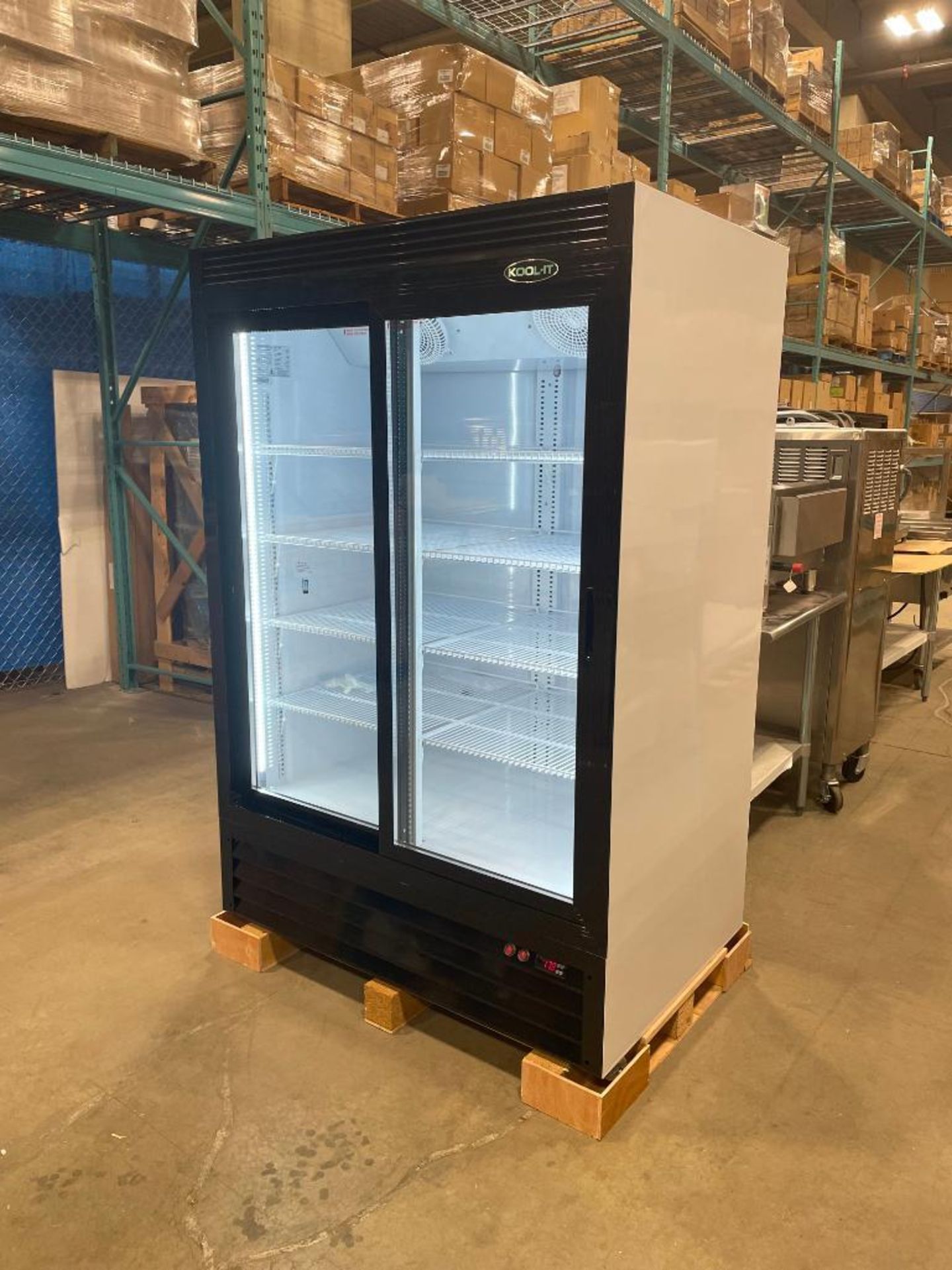 DOUBLE SLIDING GLASS DOOR COOLER, 33.5 CU. FT, LED DISPLAY - NEW - Image 5 of 12