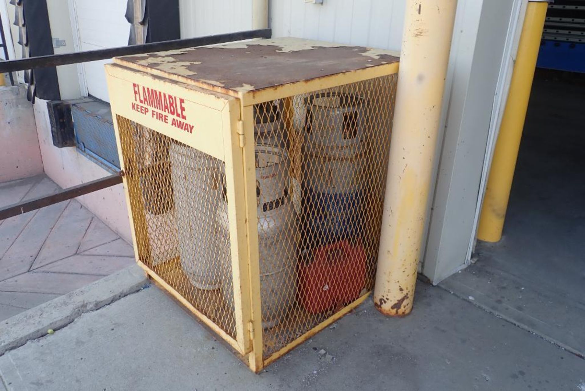 Lot of (2) Aluminum and (2) Steel LPG Tanks. CANNOT BE REMOVED UNTIL 3PM SEPT. 22/22