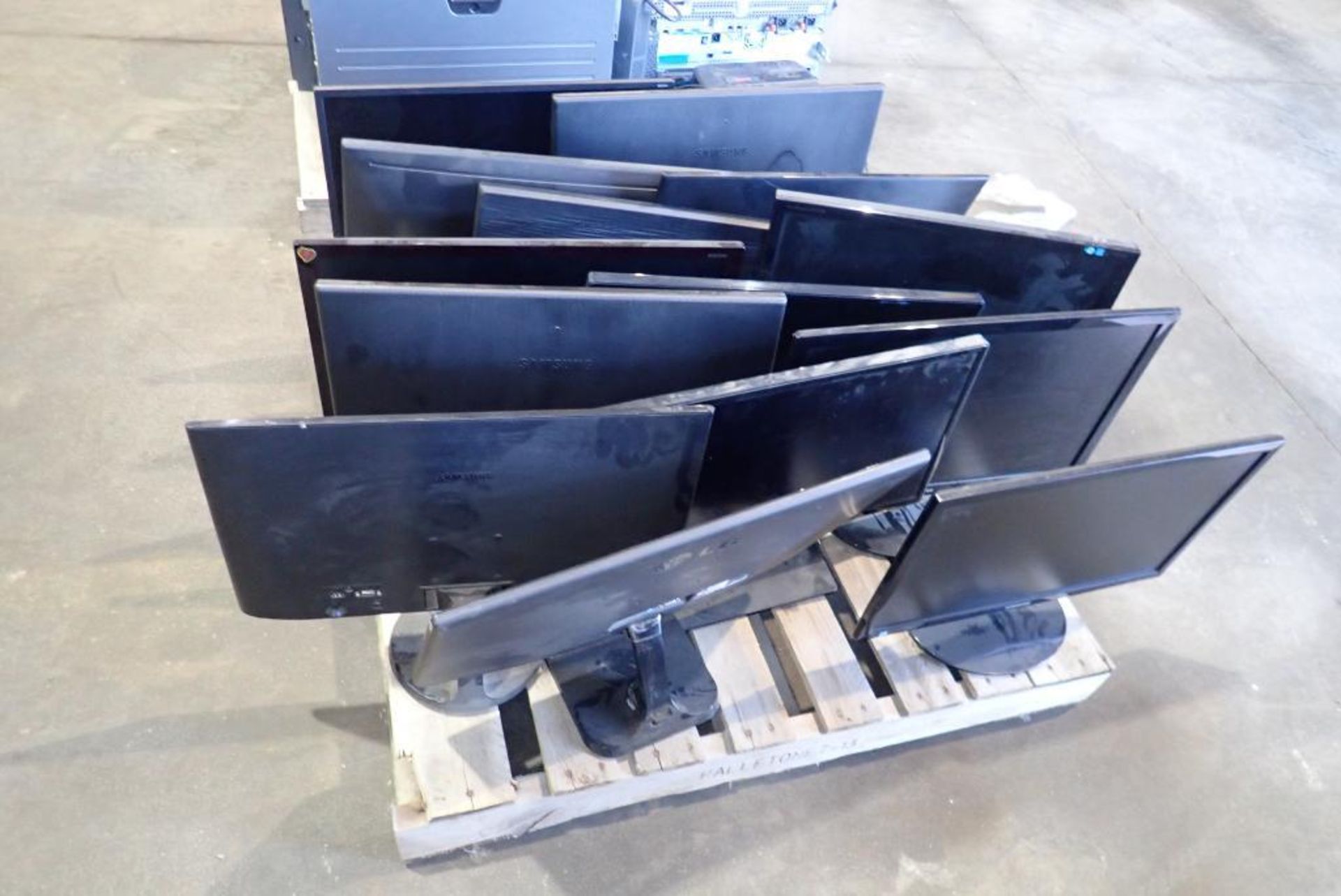 Lot of (14) Flatscreen Computer Monitors- NO POWER CORDS.