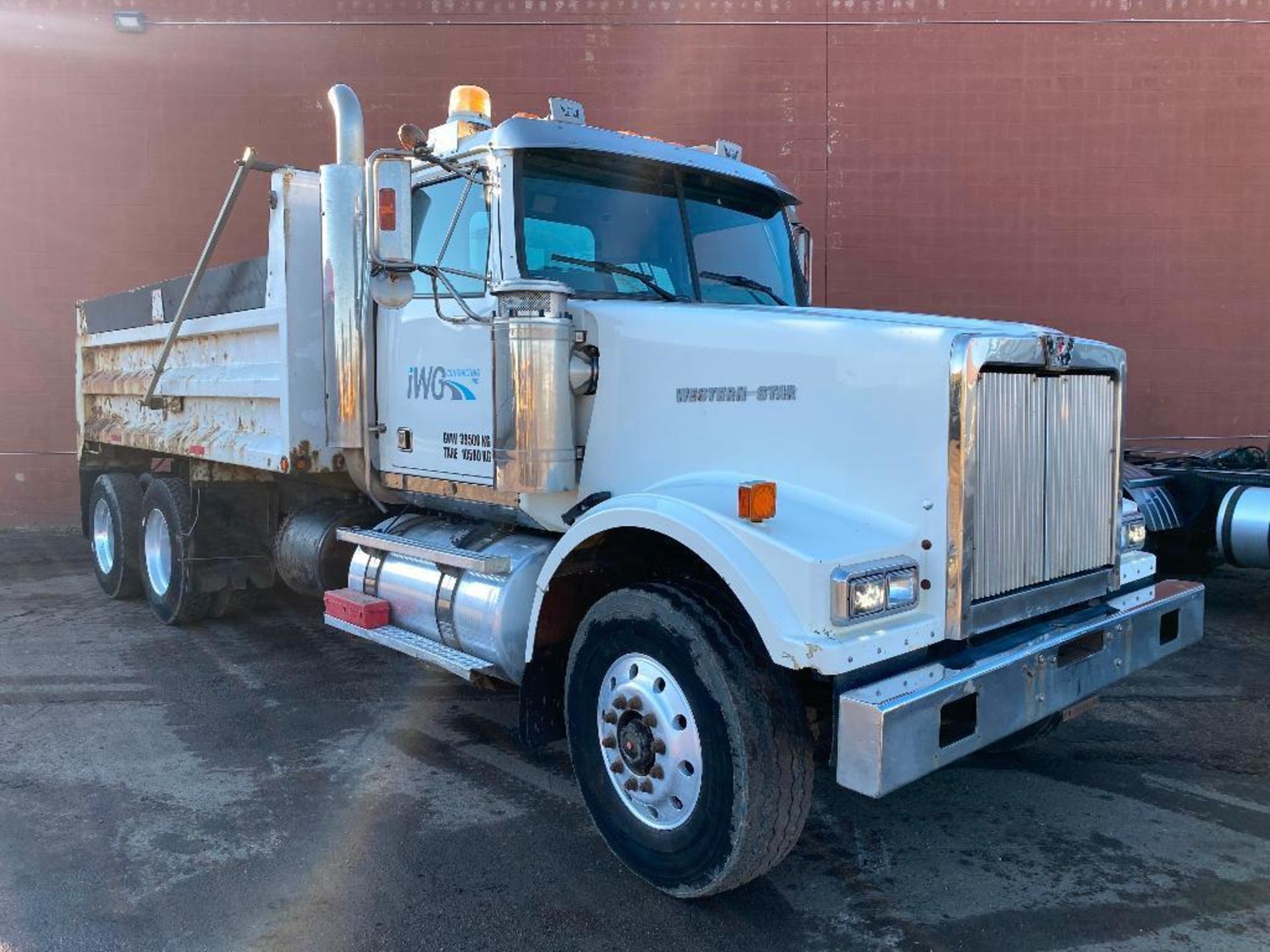 2004 Western Star 4900FA T/A 16' End Dump VIN: 5KKHAEAV54PM44784 - Image 2 of 30