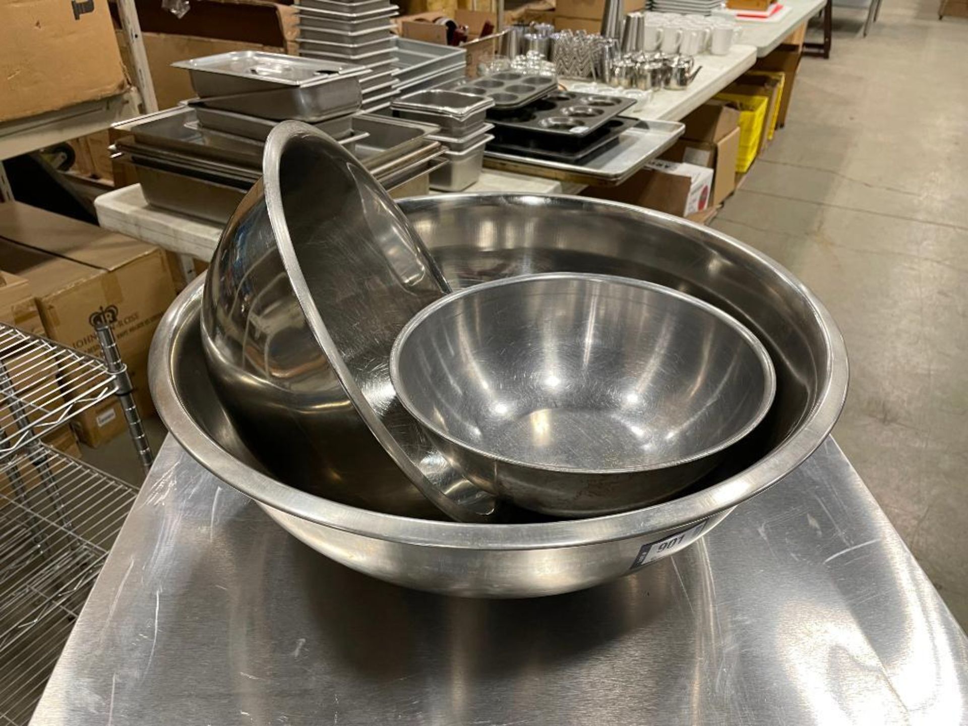 (3) ASSORTED SIZE STAINLESS STEEL MIXING BOWLS - Image 4 of 4
