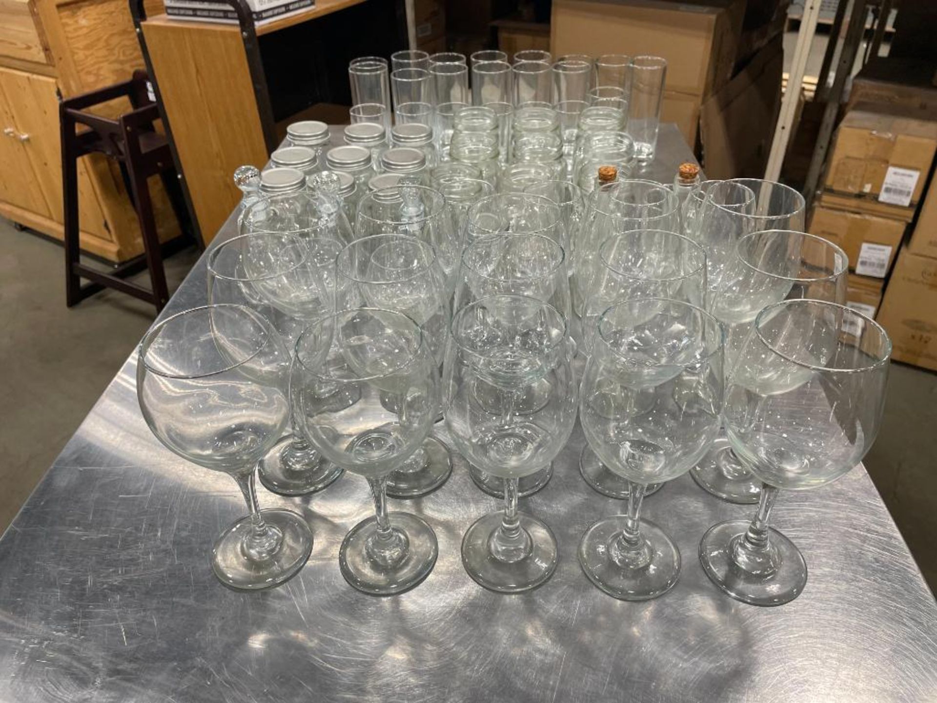 LOT OF ASSORTED GLASSWARE - Image 6 of 9