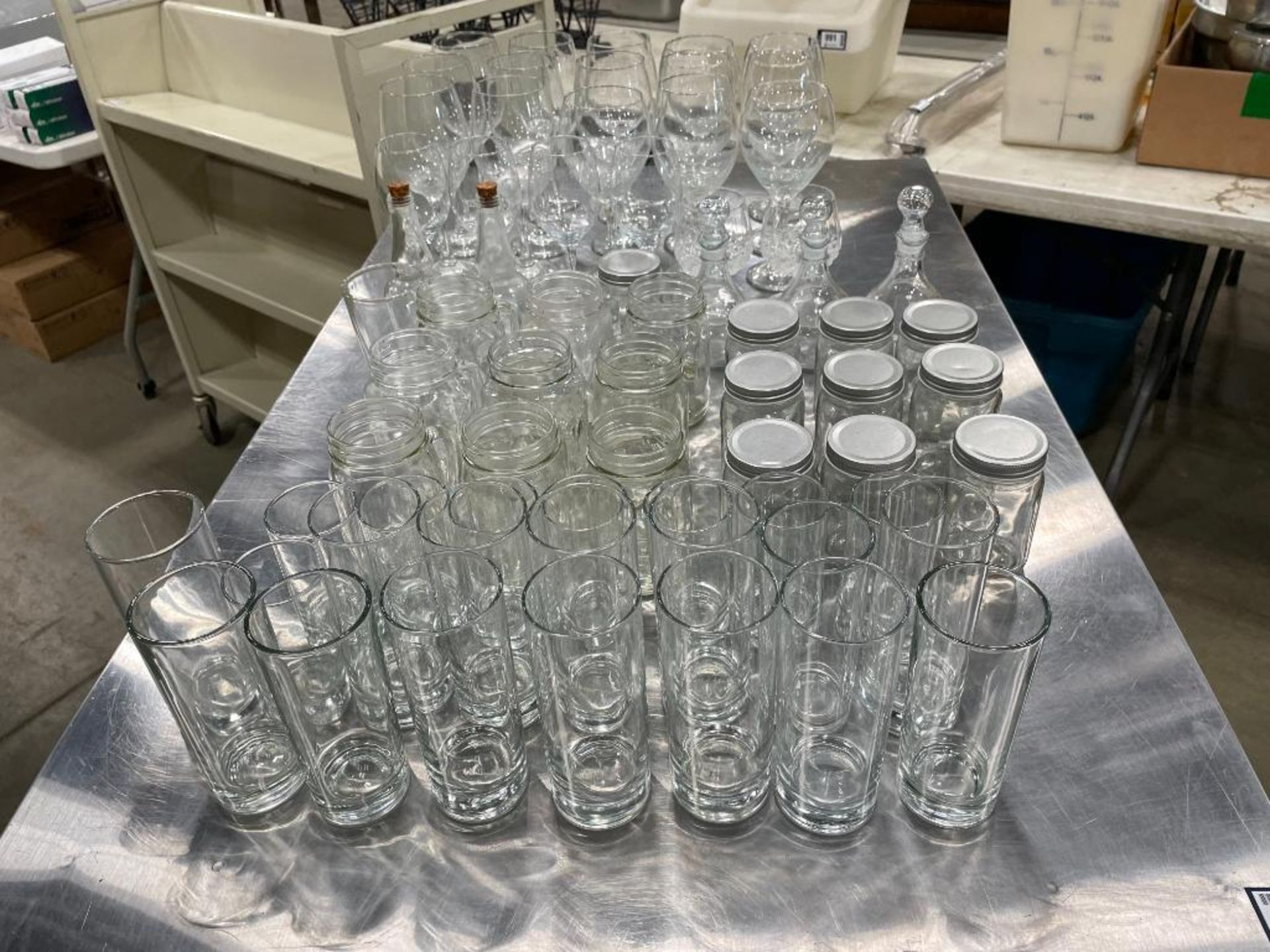 LOT OF ASSORTED GLASSWARE - Image 7 of 9