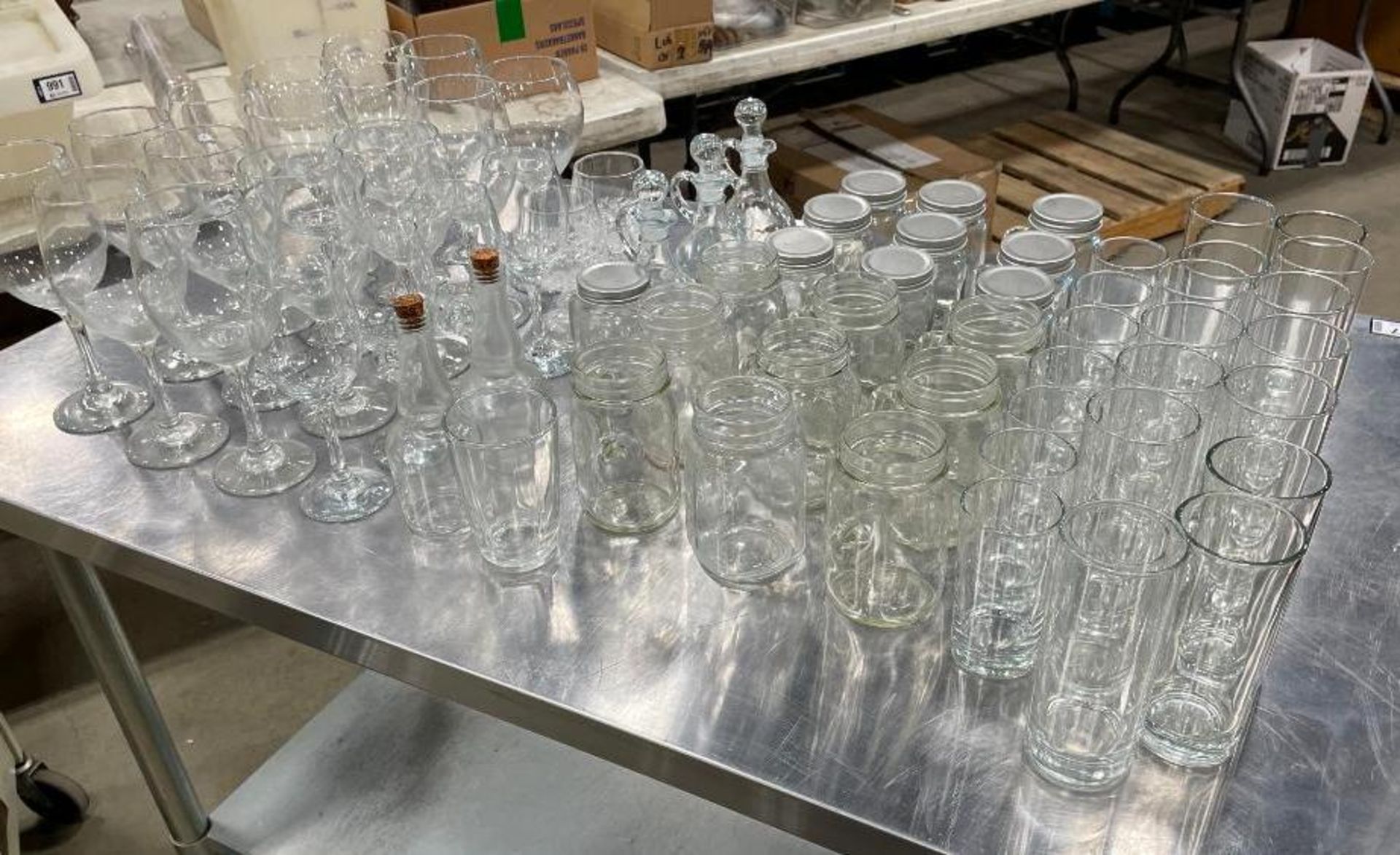 LOT OF ASSORTED GLASSWARE - Image 8 of 9