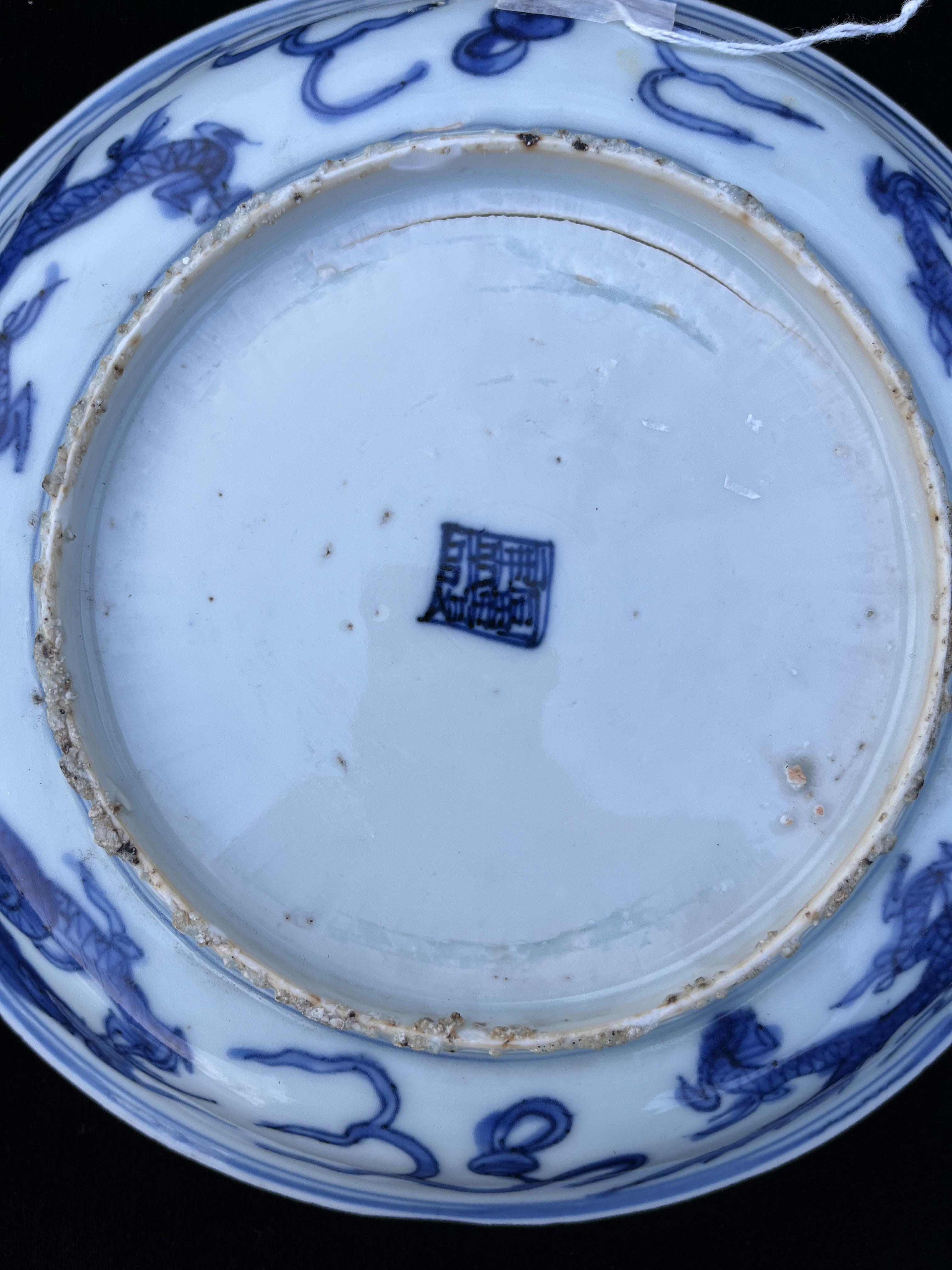 Ω A CHINESE BLUE AND WHITE PORCELAIN ‘DRAGON’ DISH, MING DYNASTY, WANLI PERIOD, 1573 - 1620 - Image 5 of 6