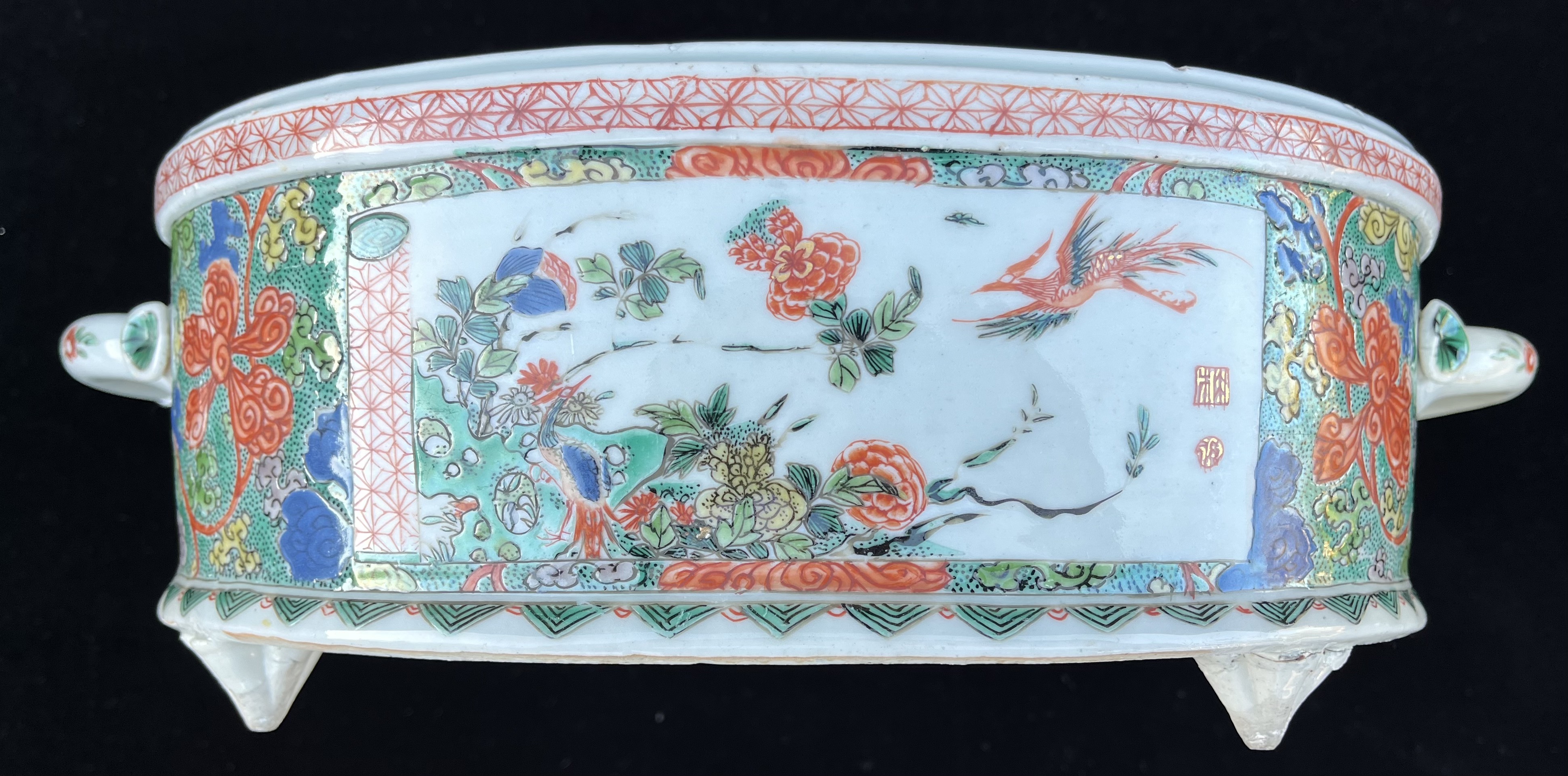 A CHINESE ‘FAMILLE-VERTE’ PORCELAIN OVAL TWO-HANDLED BASIN, QING DYNASTY, KANGXI PERIOD, 1662 – 1722 - Image 5 of 7