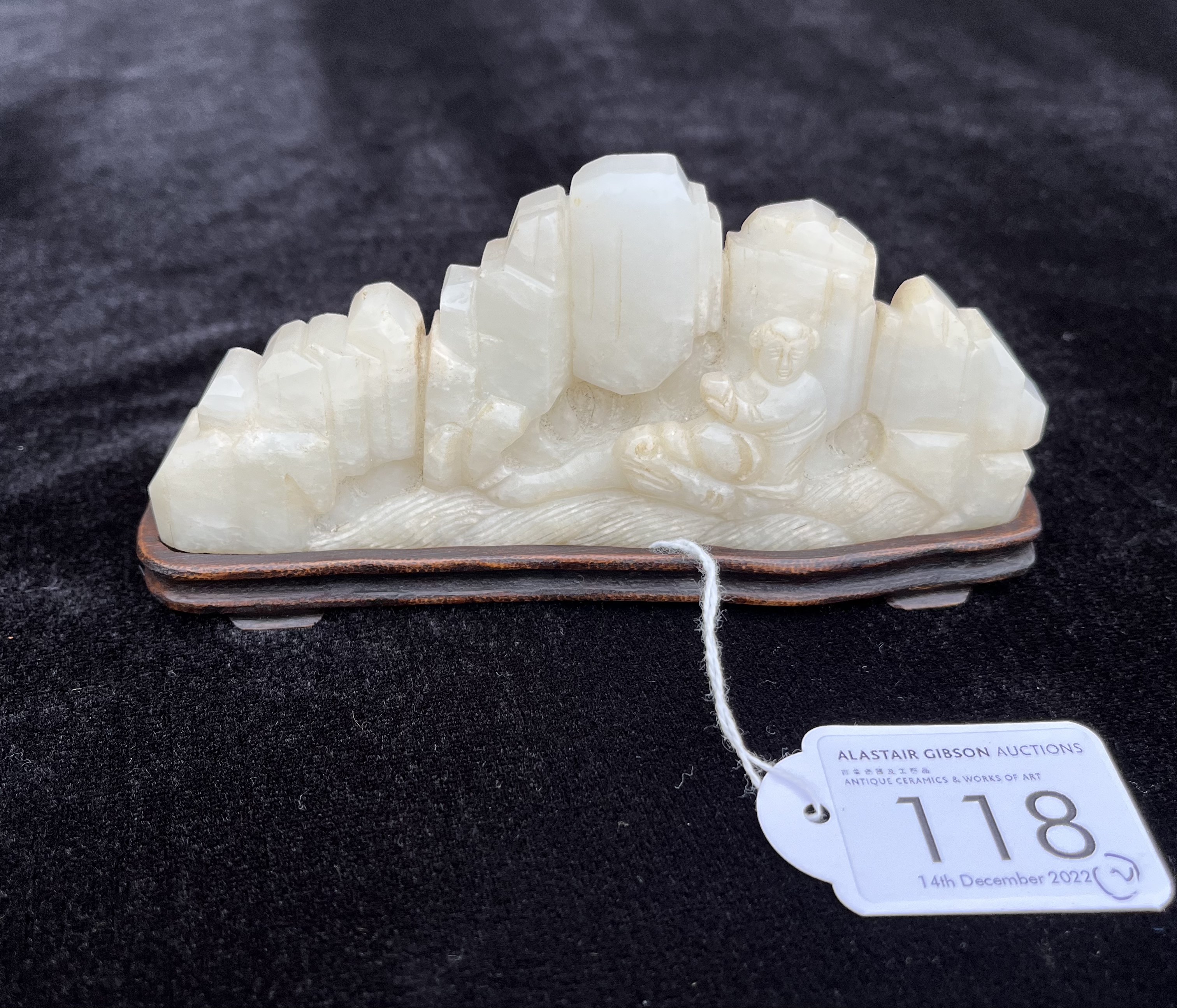 Ω A CHINESE CELADON JADE BRUSH HOLDER, 17TH CENTURY - Image 2 of 7