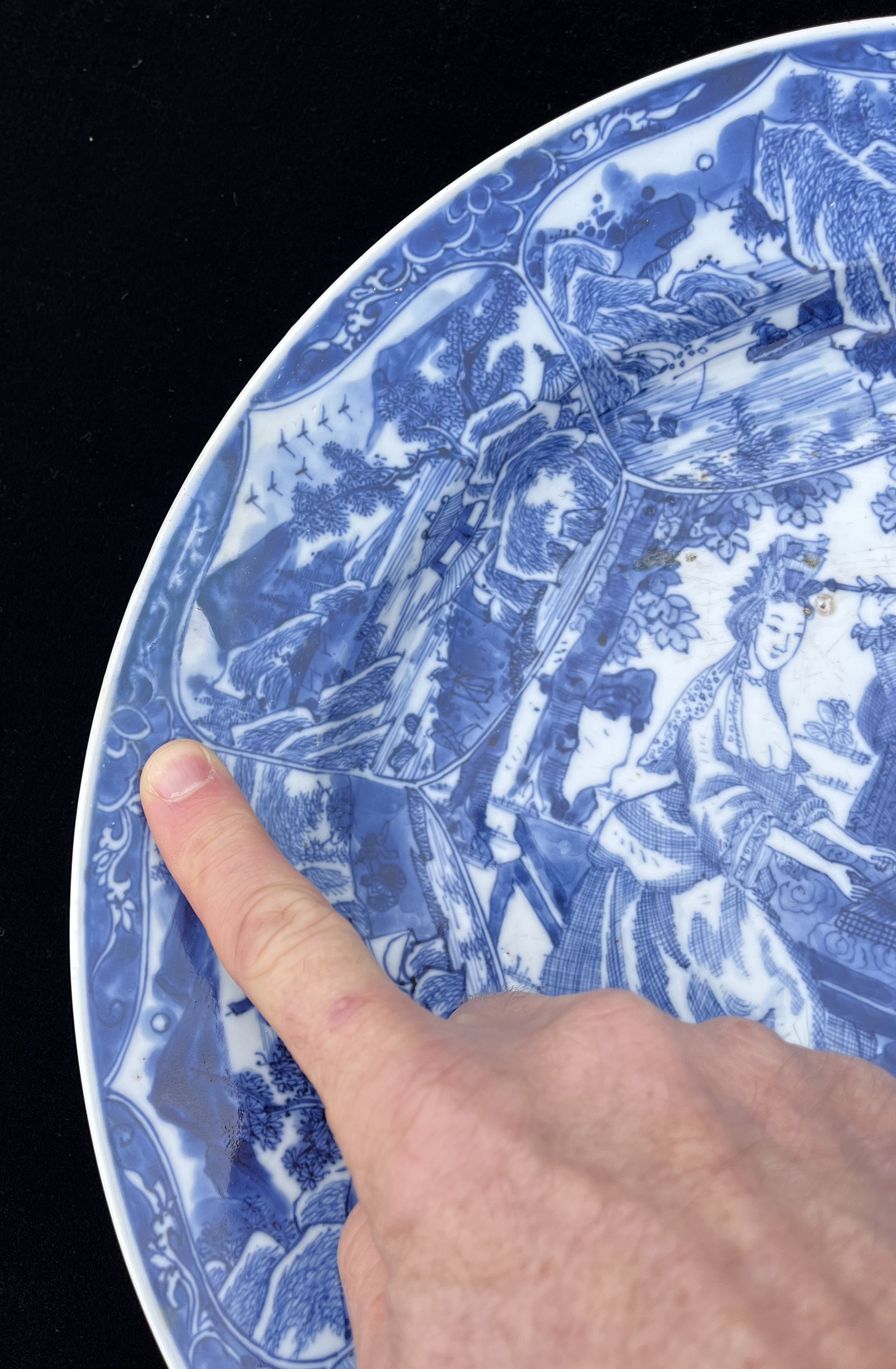 A CHINESE BLUE AND WHITE PORCELAIN ‘MUSICIANS' DISH, QING DYNASTY, KANGXI PERIOD, 1662 – 1722 - Image 10 of 11
