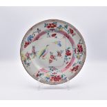 A CHINESE EXPORT PORCELAIN ‘FAMILLE-ROSE’ PLATE, QING DYNASTY, YONGZHENG PERIOD, 1723 – 1735