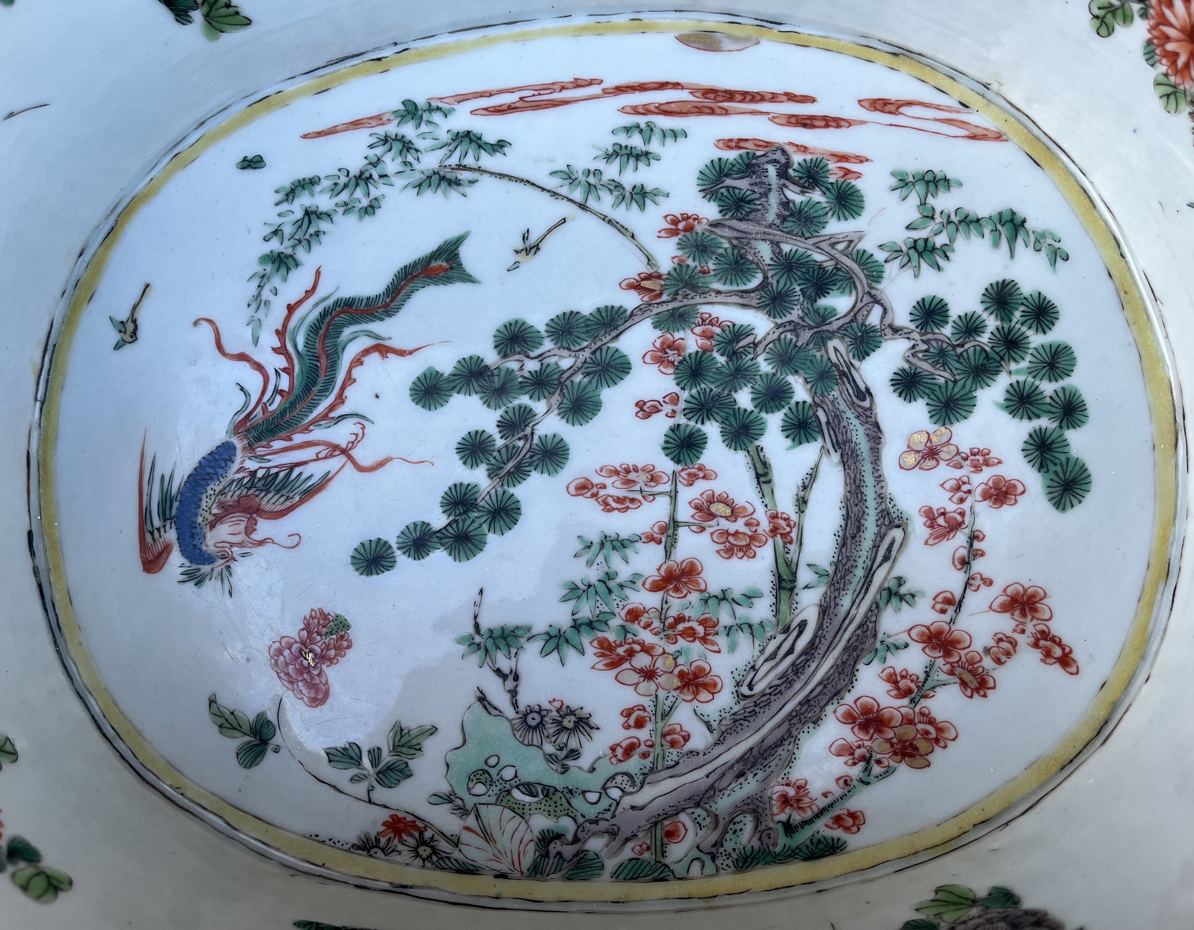 A CHINESE ‘FAMILLE-VERTE’ PORCELAIN OVAL TWO-HANDLED BASIN, QING DYNASTY, KANGXI PERIOD, 1662 – 1722 - Image 3 of 7