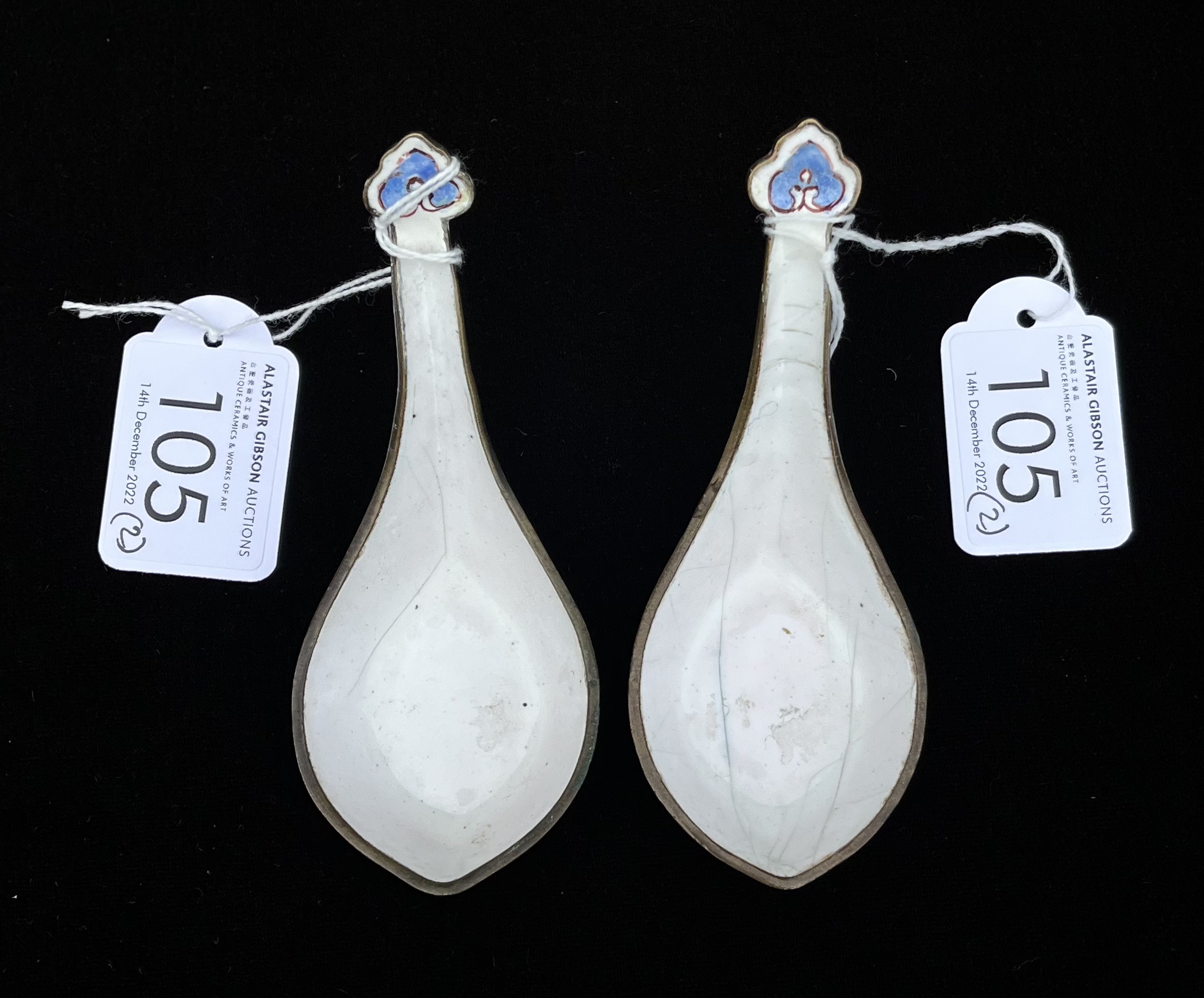 A PAIR OF CANTON ENAMEL SPOONS, QING DYNASTY, QIANLONG PERIOD, 1736 – 1795 - Image 3 of 6