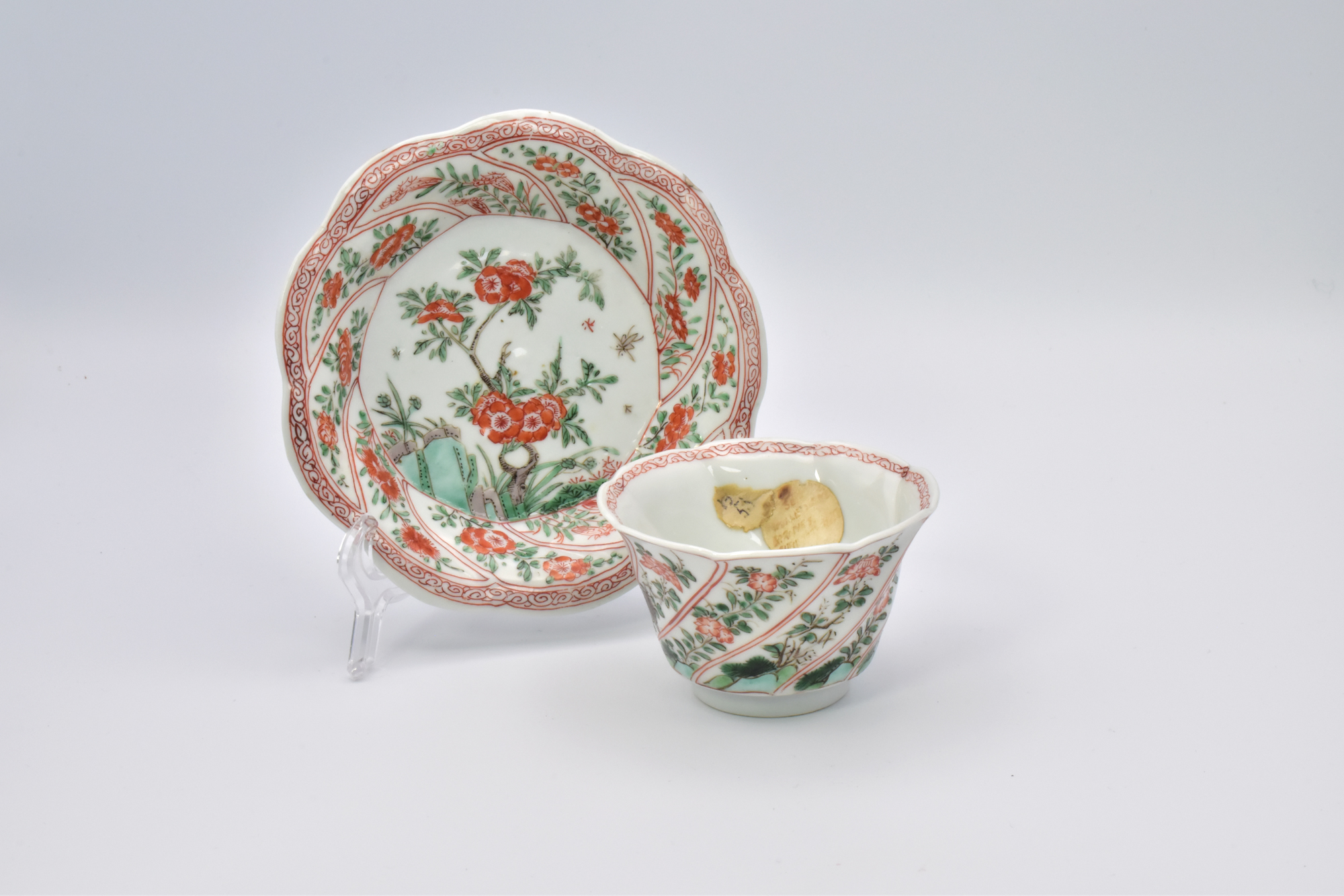 A CHINESE 'FAMILLE-VERTE' PORCELAIN CUP AND SAUCER, QING DYNASTY, KANGXI PERIOD, 1662 - 1722