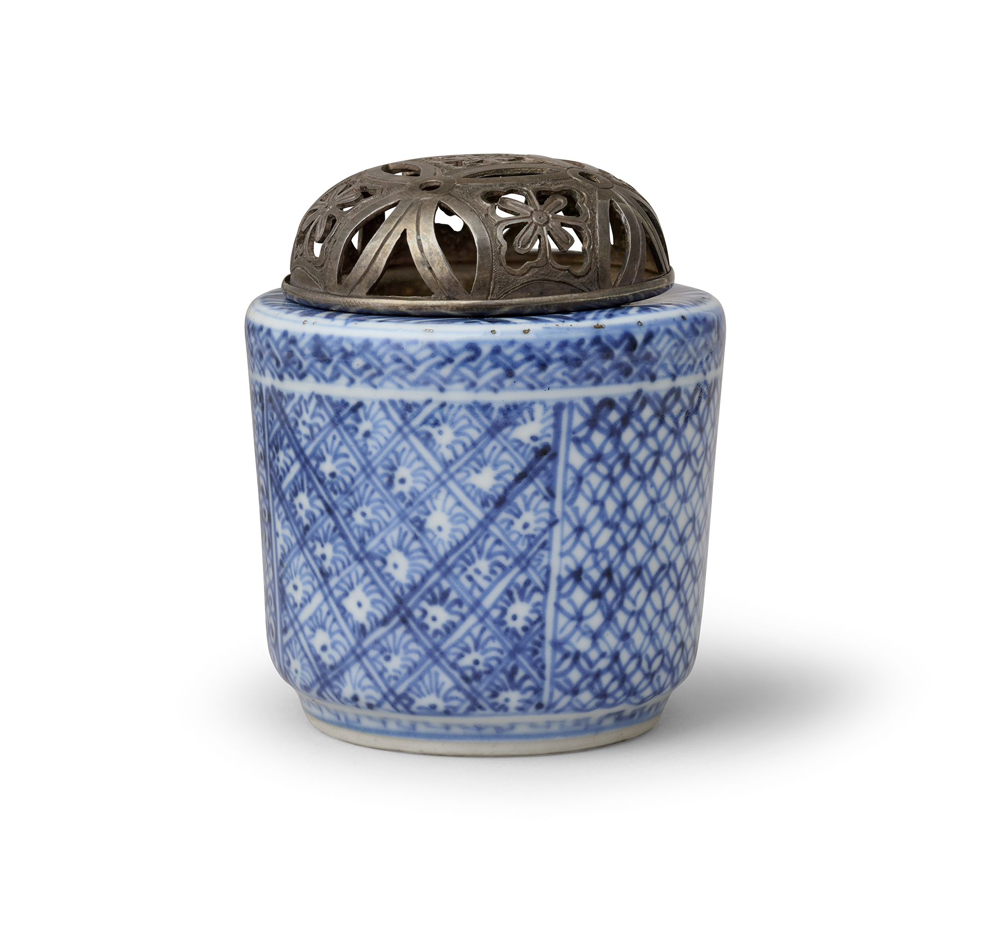 A CHINESE BLUE AND WHITE PORCELAIN INCENSE BURNER, KORO, TIANQI PERIOD, 1621 – 1627 - Image 2 of 10