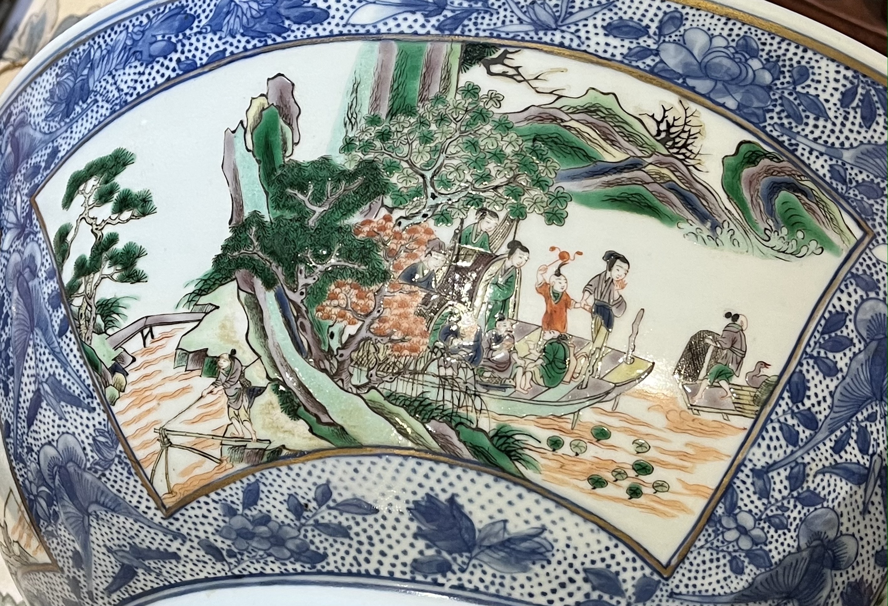 A LARGE CHINESE UNDERGLAZE-BLUE AND 'FAMILLE-VERTE' PUNCHBOWL, QING DYNASTY, 19TH CENTURY - Image 12 of 12
