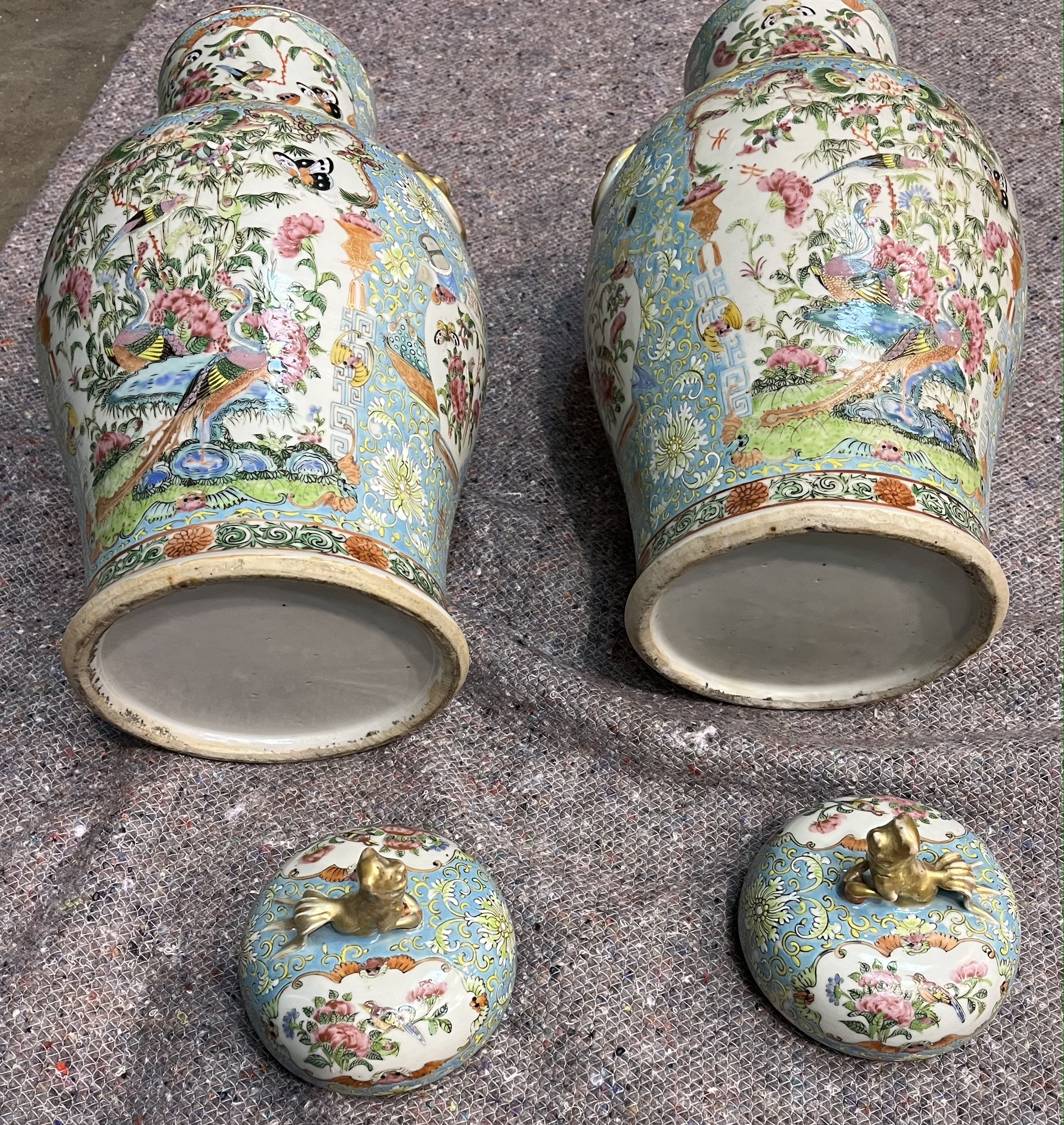 A LARGE PAIR OF CHINESE ‘FAMILLE-ROSE’ PORCELAIN VASES AND COVERS, QING DYNASTY, CIRCA 1900 - Image 5 of 7