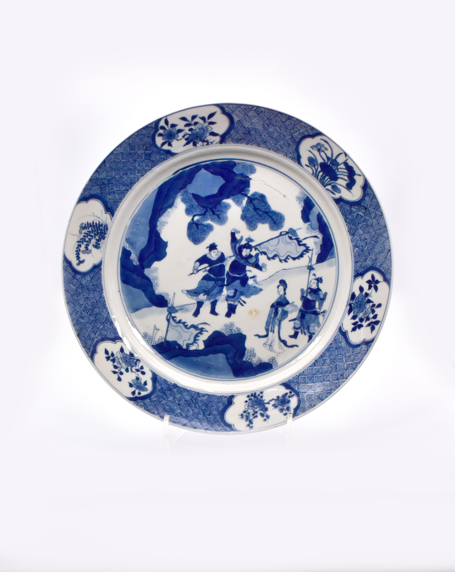 A LARGE CHINESE BLUE AND WHITE PORCELAIN DISH, QING DYNASTY, KANGXI PERIOD, 1662 – 1722