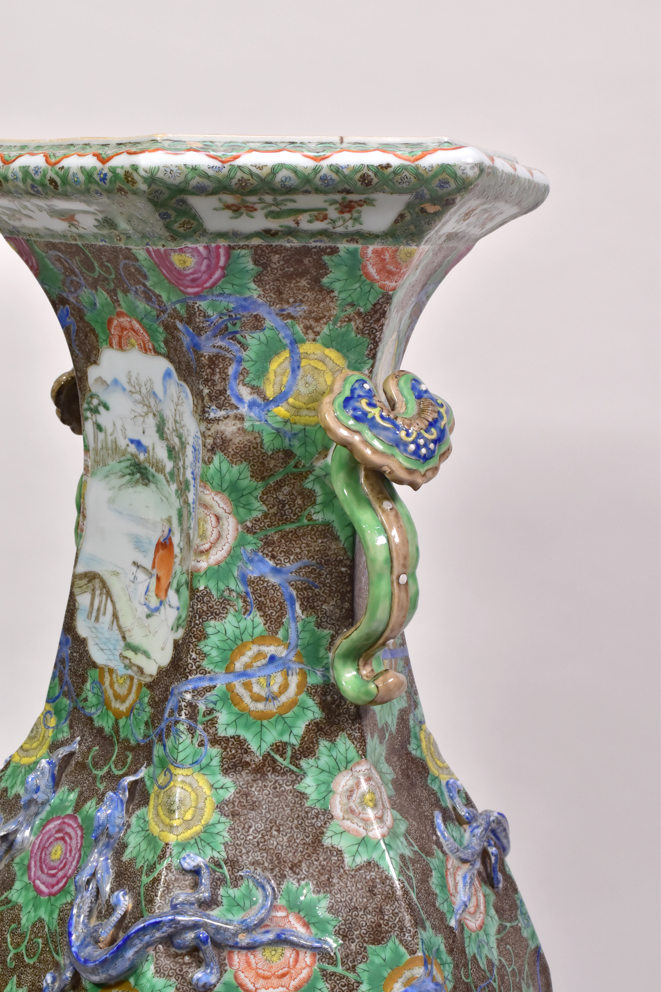 A LARGE CHINESE ‘FAMILLE-ROSE’ PORCELAIN HEXAGONAL VASE, QING DYNASTY, 19TH CENTURY - Image 2 of 9