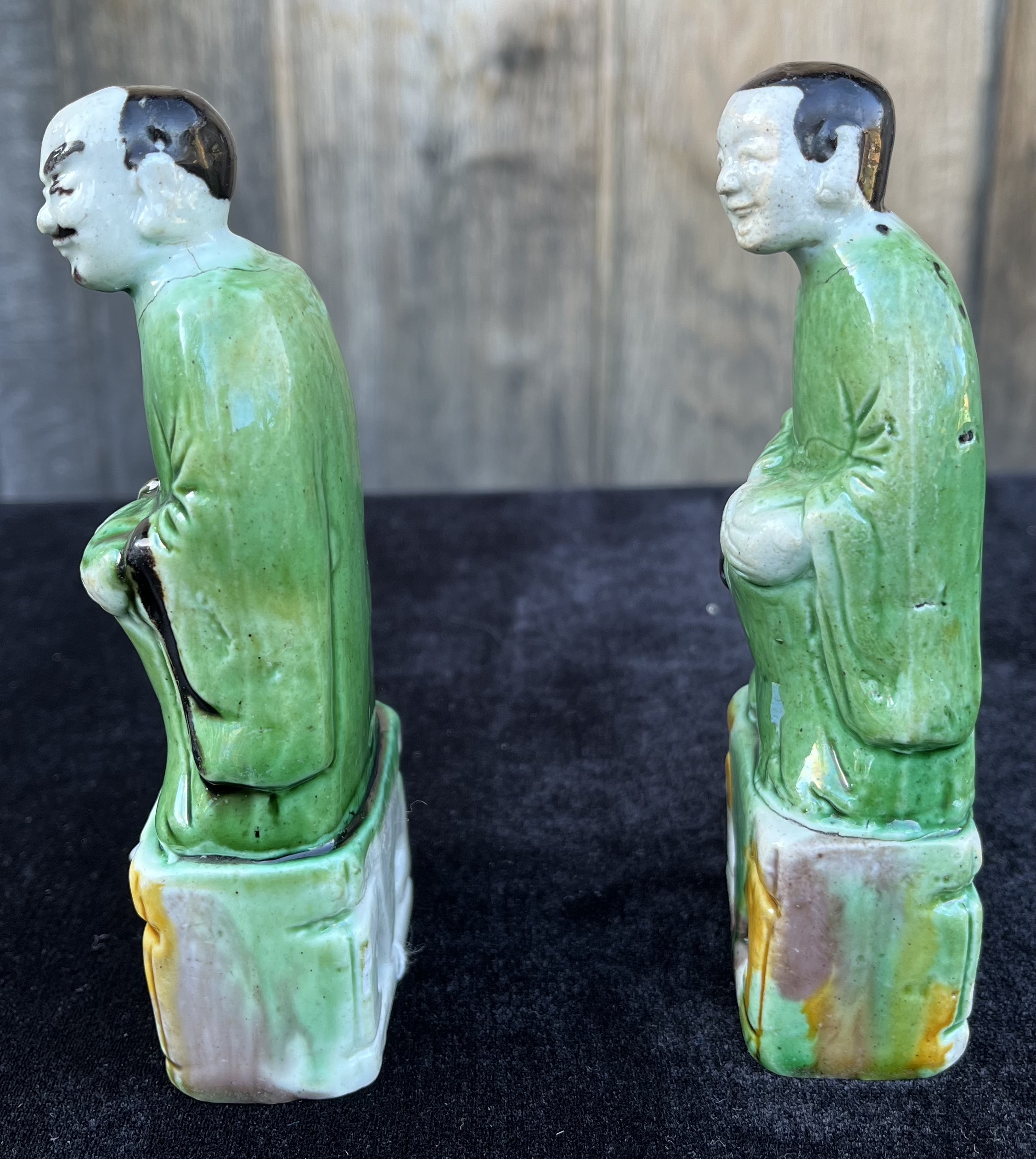 A PAIR OF CHINESE EXPORT ‘FAMILLE-VERTE’ PORCELAIN BISCUIT FIGURES, KANGXI PERIOD, 1662 - 1722 - Image 5 of 6