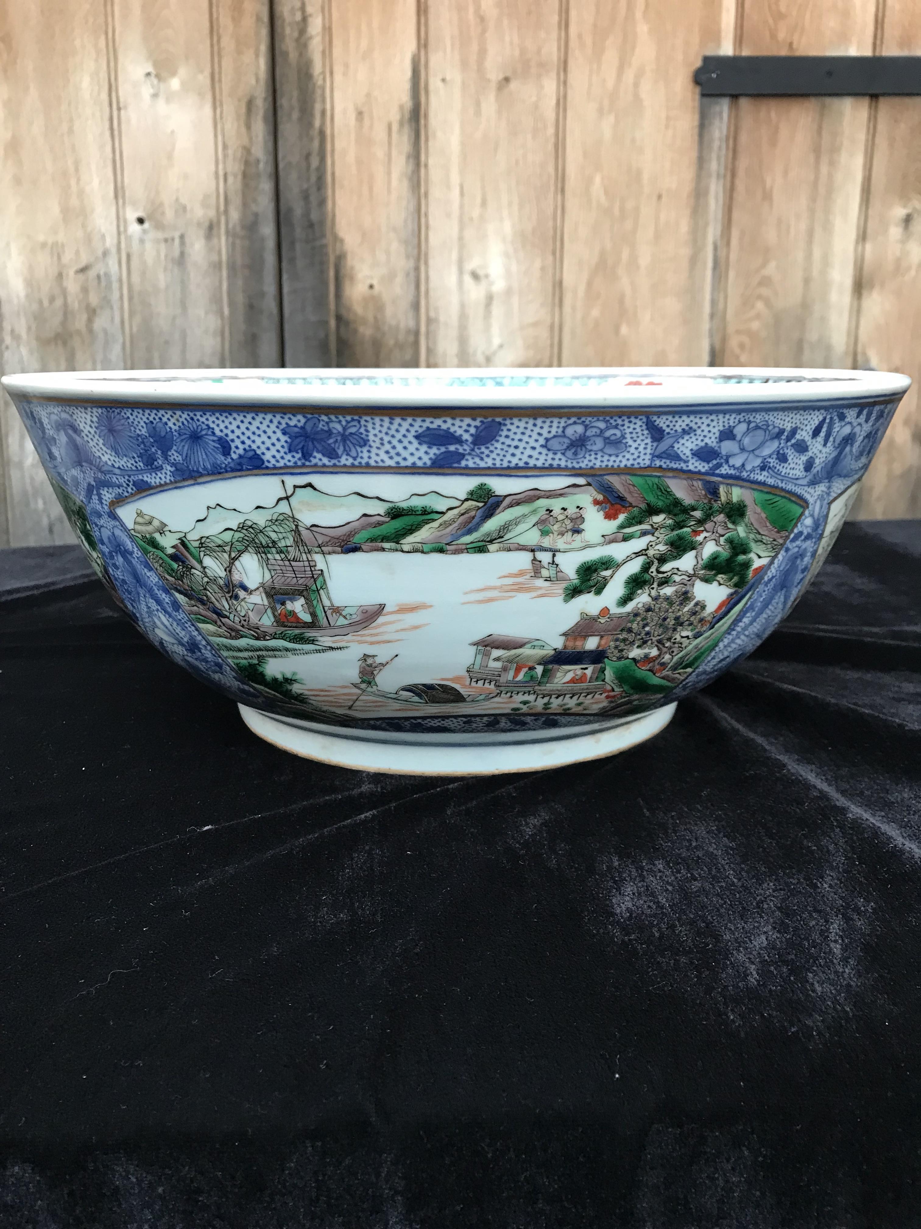 A LARGE CHINESE UNDERGLAZE-BLUE AND 'FAMILLE-VERTE' PUNCHBOWL, QING DYNASTY, 19TH CENTURY - Image 5 of 12