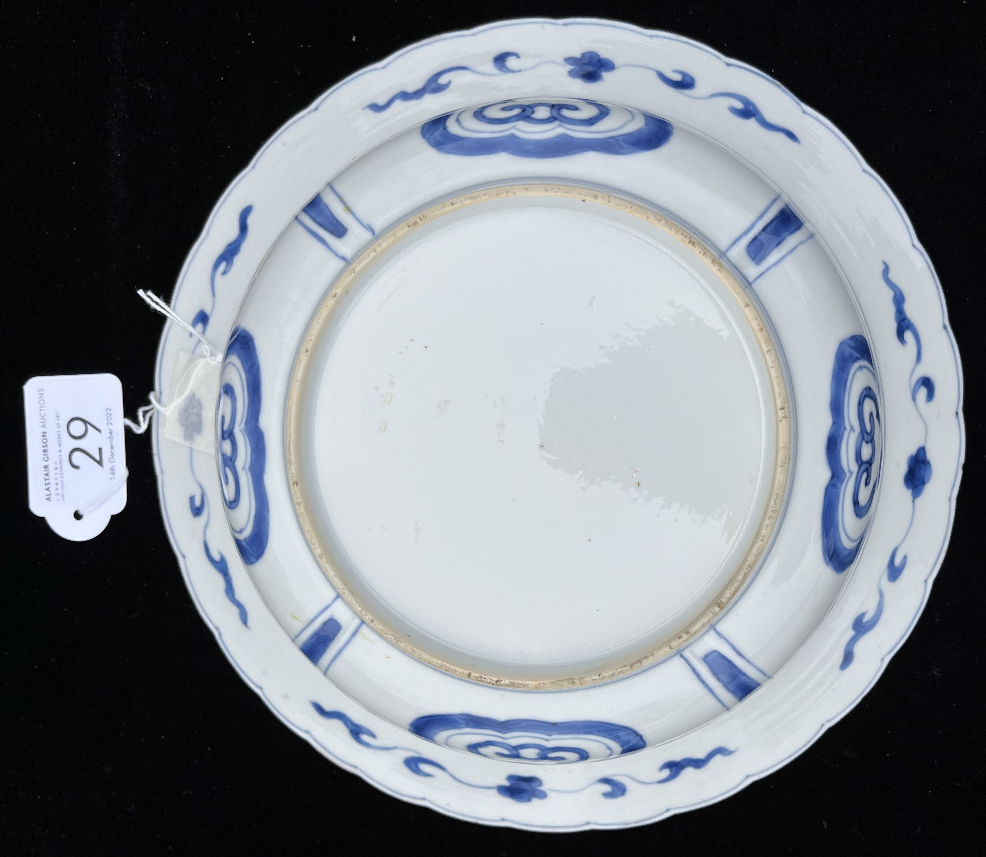 A CHINESE BLUE AND WHITE PORCELAIN DEEP DISH, QING DYNASTY, KANGXI PERIOD, 1662 – 1722 - Image 3 of 4