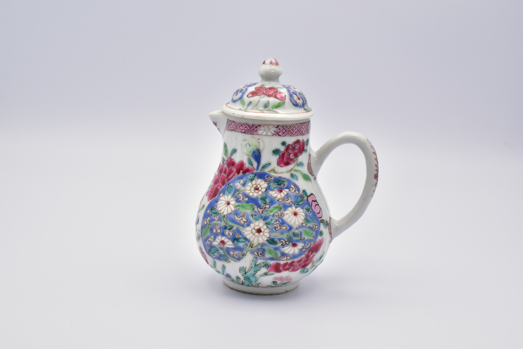 A CHINESE EXPORT ‘FAMILLE-ROSE’ PORCELAIN CREAM JUG AND COVER, YONGZHENG PERIOD, 1723 – 1735