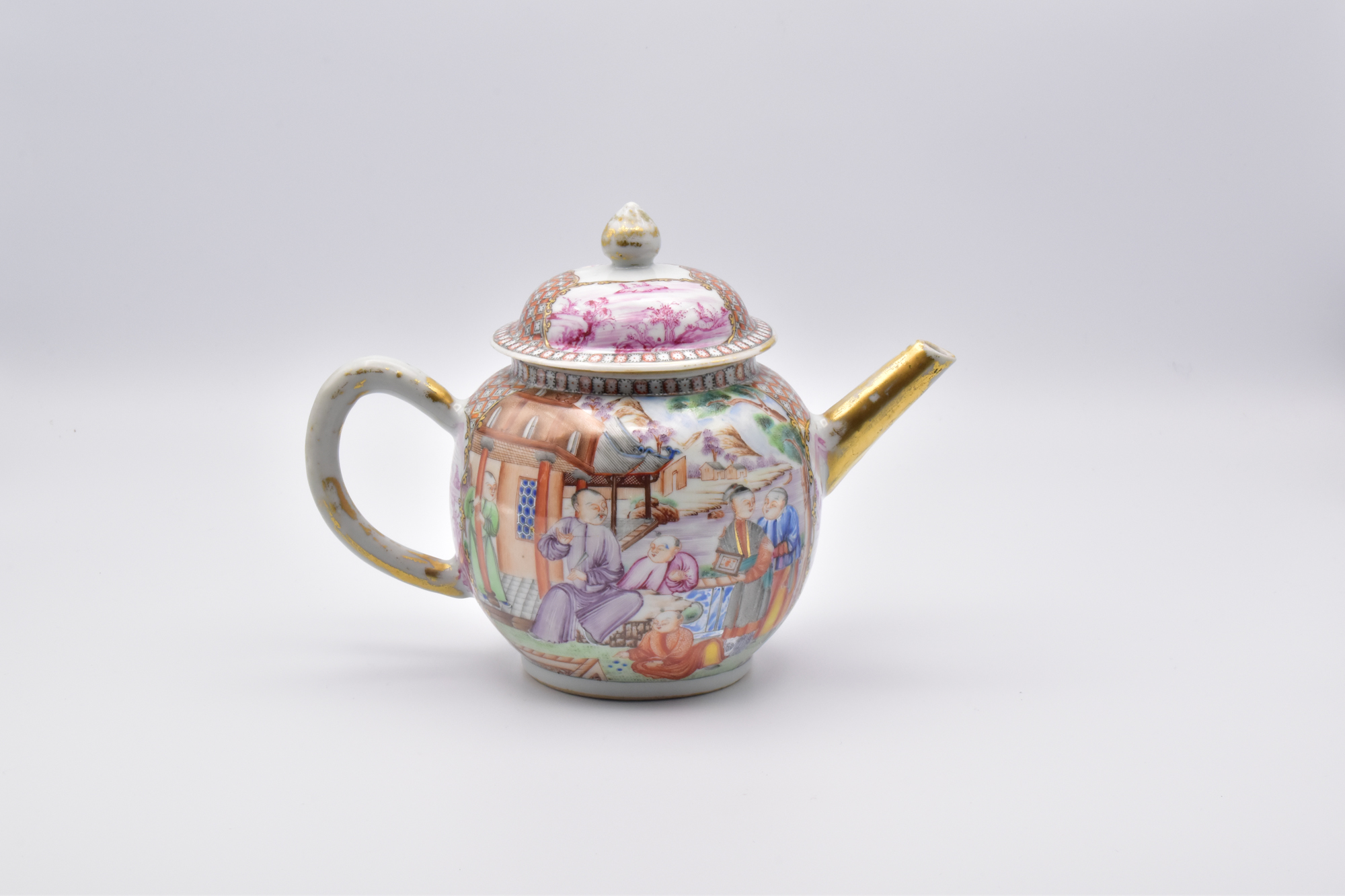 A CHINESE EXPORT ‘FAMILLE-ROSE’ PORCELAIN TEAPOT AND COVER, QIANLONG PERIOD, 1736 – 1795