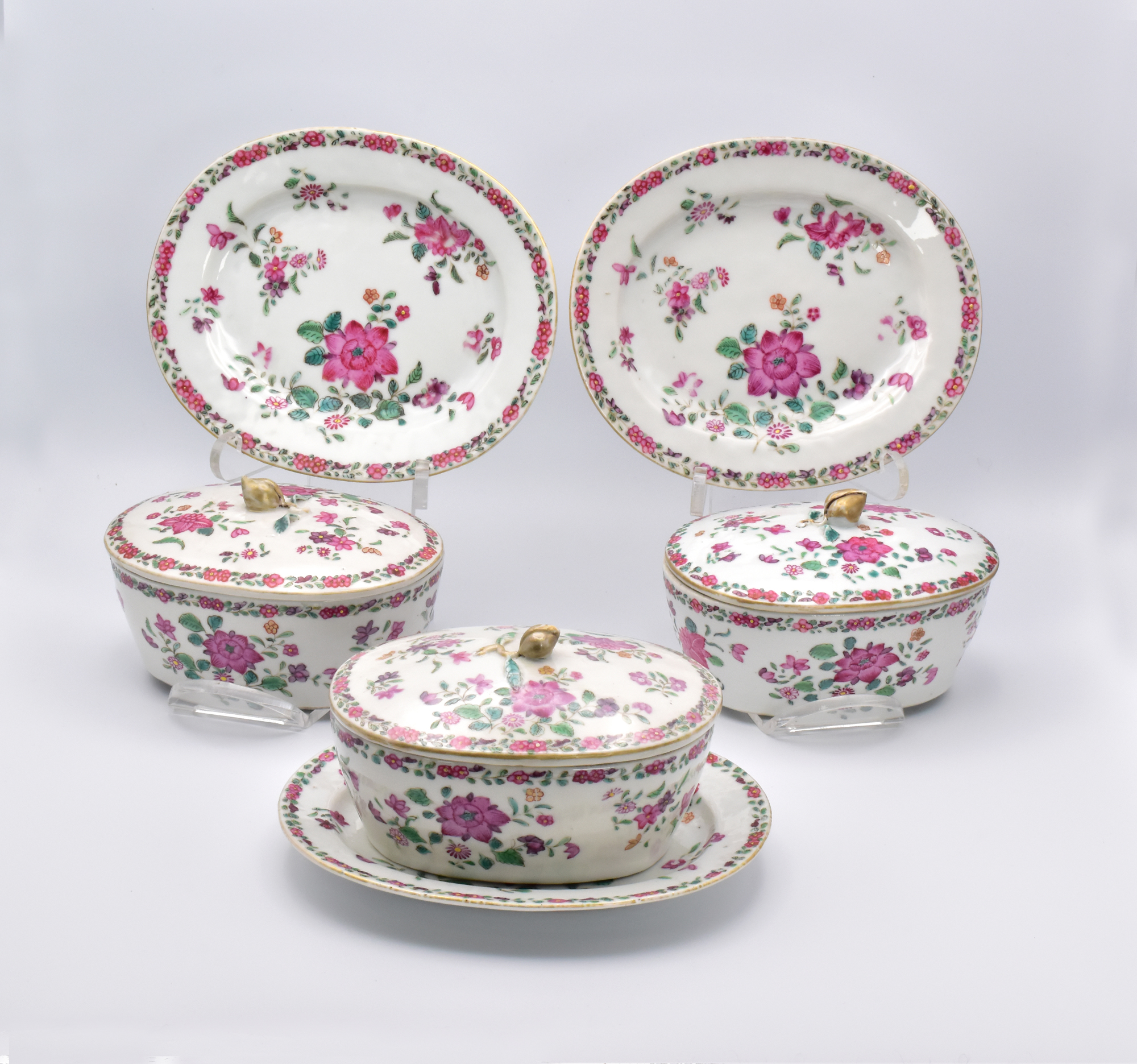 A SET OF THREE CHINESE EXPORT ‘FAMILLE-ROSE’ PORCELAIN BUTTER TUBS, COVERS & STANDS, QIANLONG PERIOD