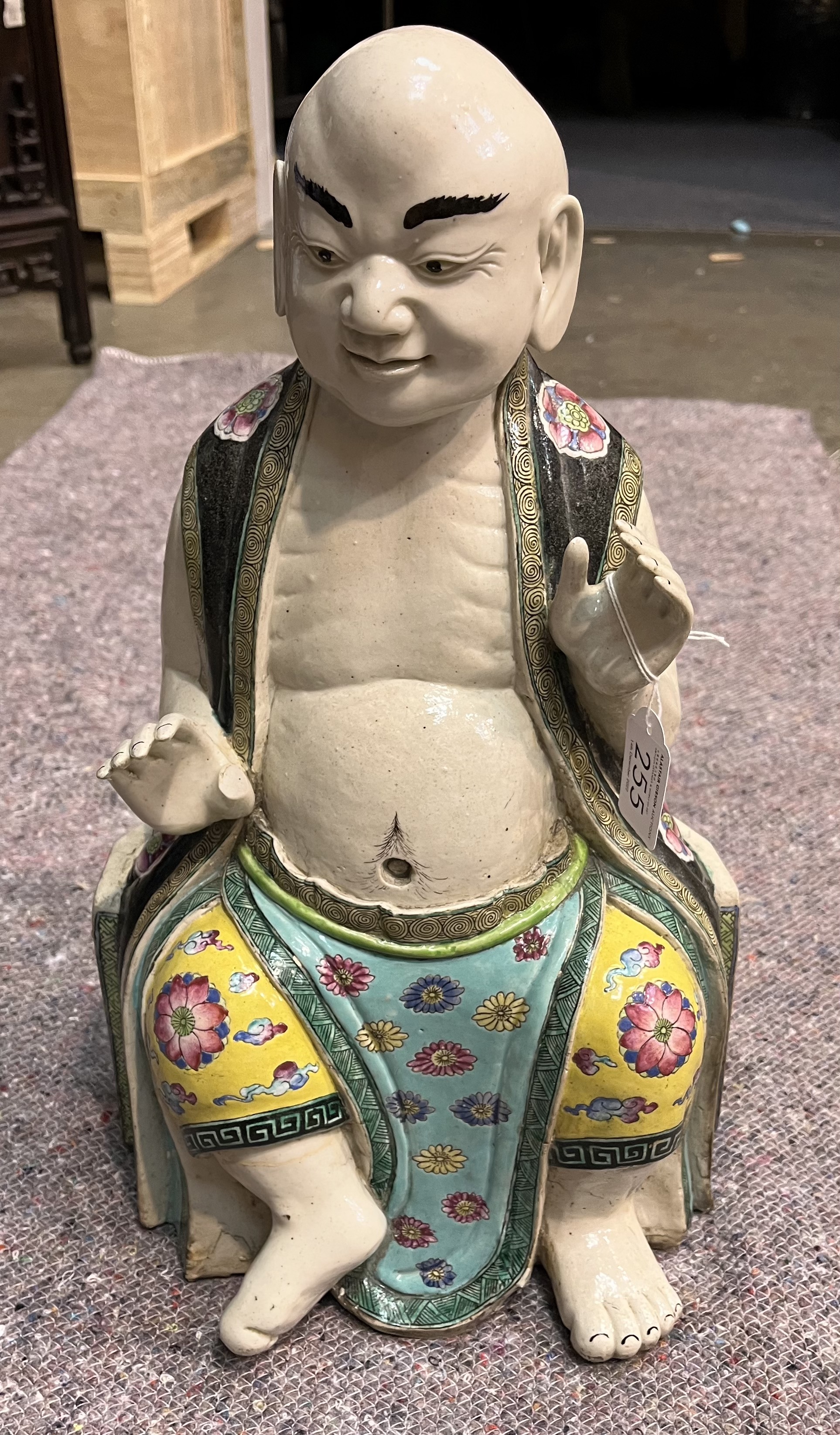 A LARGE CHINESE ‘FAMILLE-ROSE’ PORCELAIN FIGURE OF A LOHAN, QING DYNASTY, 19TH CENTURY - Image 2 of 9