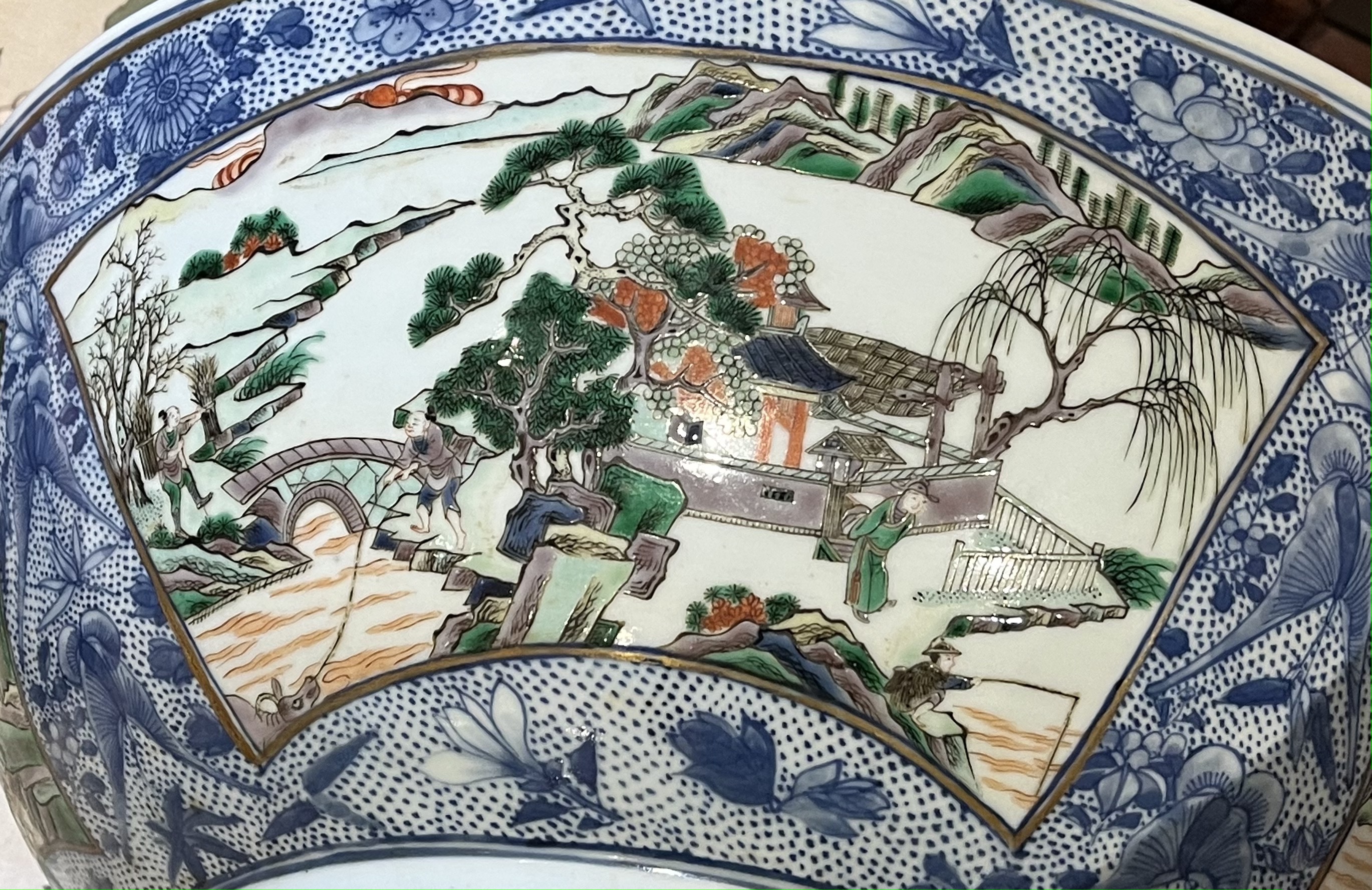 A LARGE CHINESE UNDERGLAZE-BLUE AND 'FAMILLE-VERTE' PUNCHBOWL, QING DYNASTY, 19TH CENTURY - Image 10 of 12