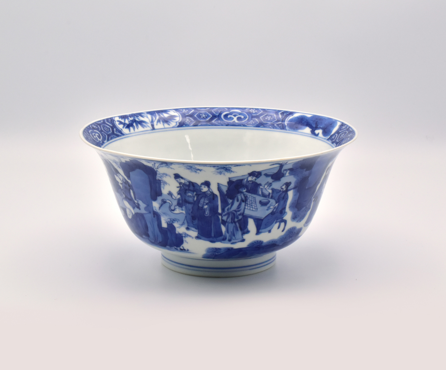 A GOOD CHINESE BLUE AND WHITE PORCELAIN ‘EIGHTEEN SCHOLARS’ BOWL, KANGXI PERIOD, 1662 – 1722 - Image 2 of 22