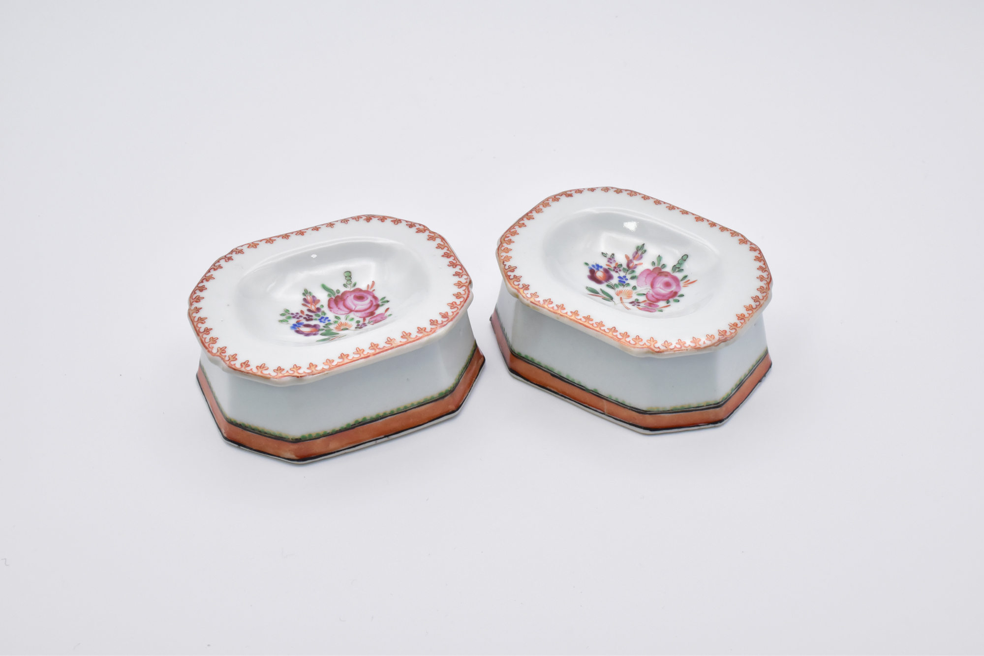 A PAIR OF CHINESE EXPORT ‘FAMILLE-ROSE’ PORCELAIN SALTS, QING DYNASTY, QIANLONG PERIOD, 1736 – 1795