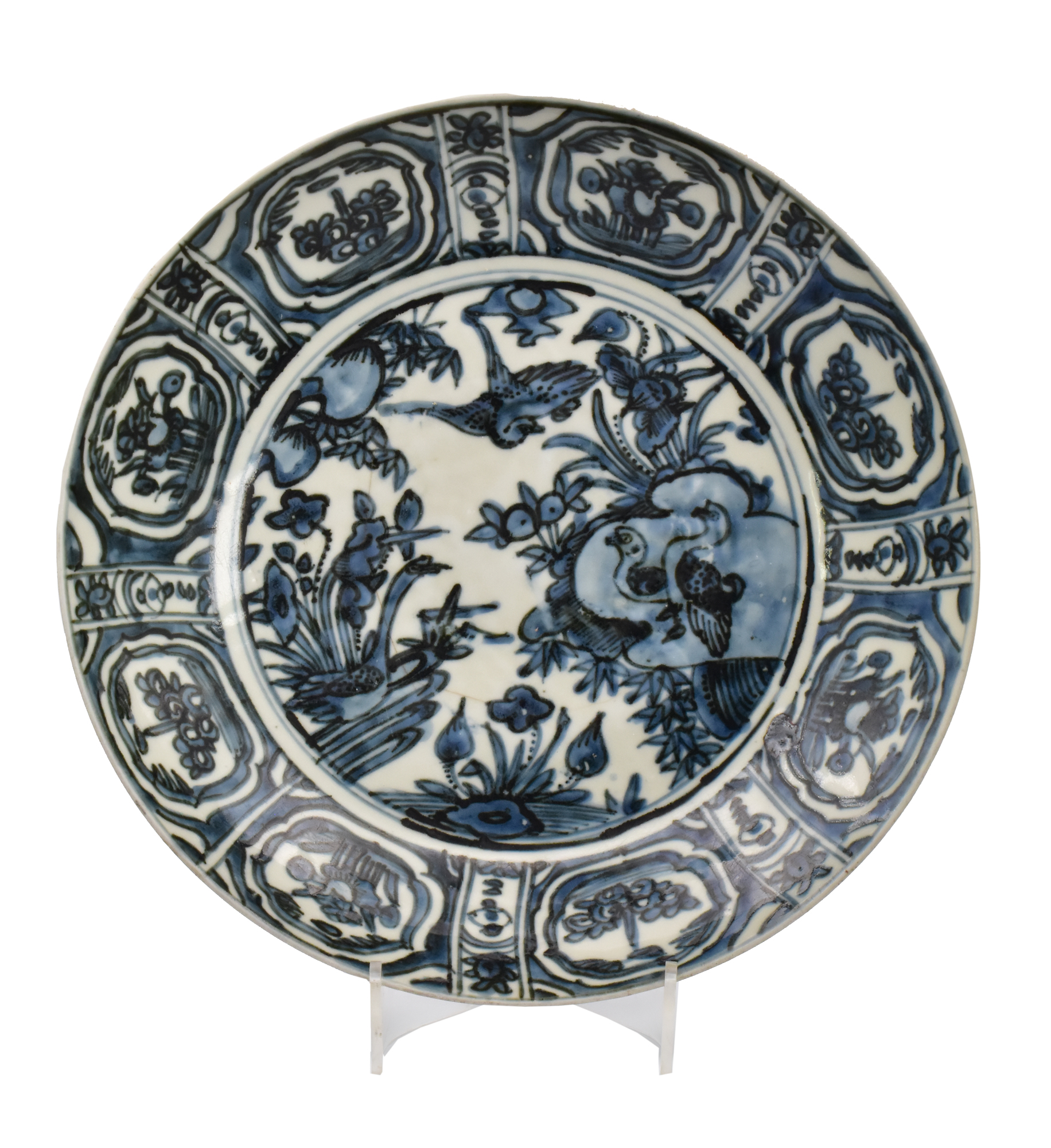 A CHINESE ‘SWATOW’ BLUE AND WHITE PORCELAIN CHARGER, MING DYNASTY, 17TH CENTURY