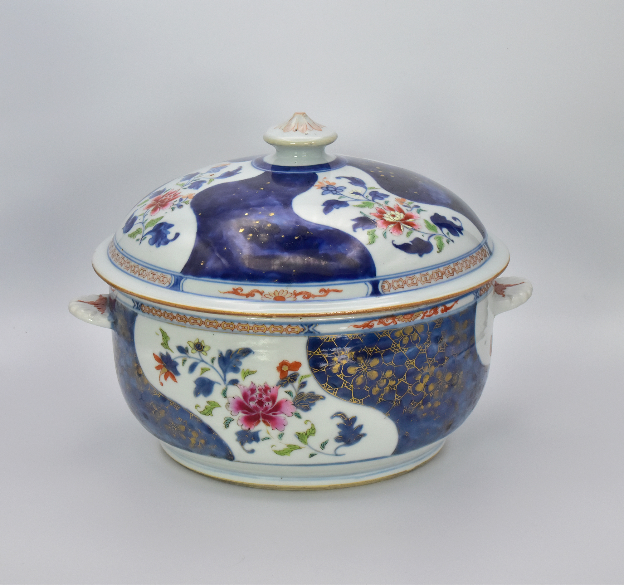 A PAIR OF CHINESE EXPORT ‘FAMILLE-ROSE’ PORCELAIN TUREENS AND COVERS, QIANLONG PERIOD, 1736 – 1795 - Image 2 of 9