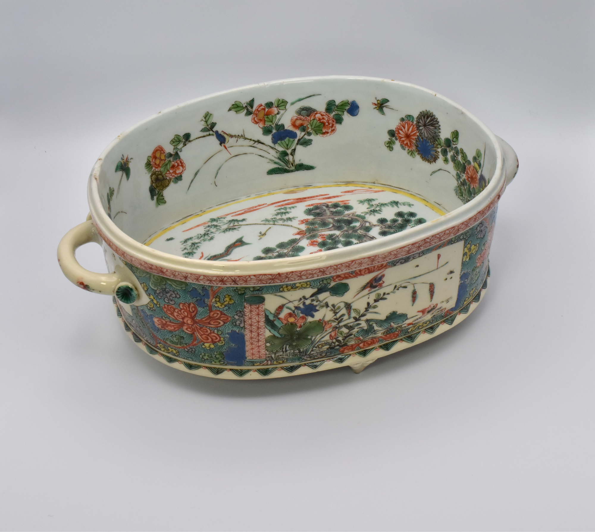 A CHINESE ‘FAMILLE-VERTE’ PORCELAIN OVAL TWO-HANDLED BASIN, QING DYNASTY, KANGXI PERIOD, 1662 – 1722